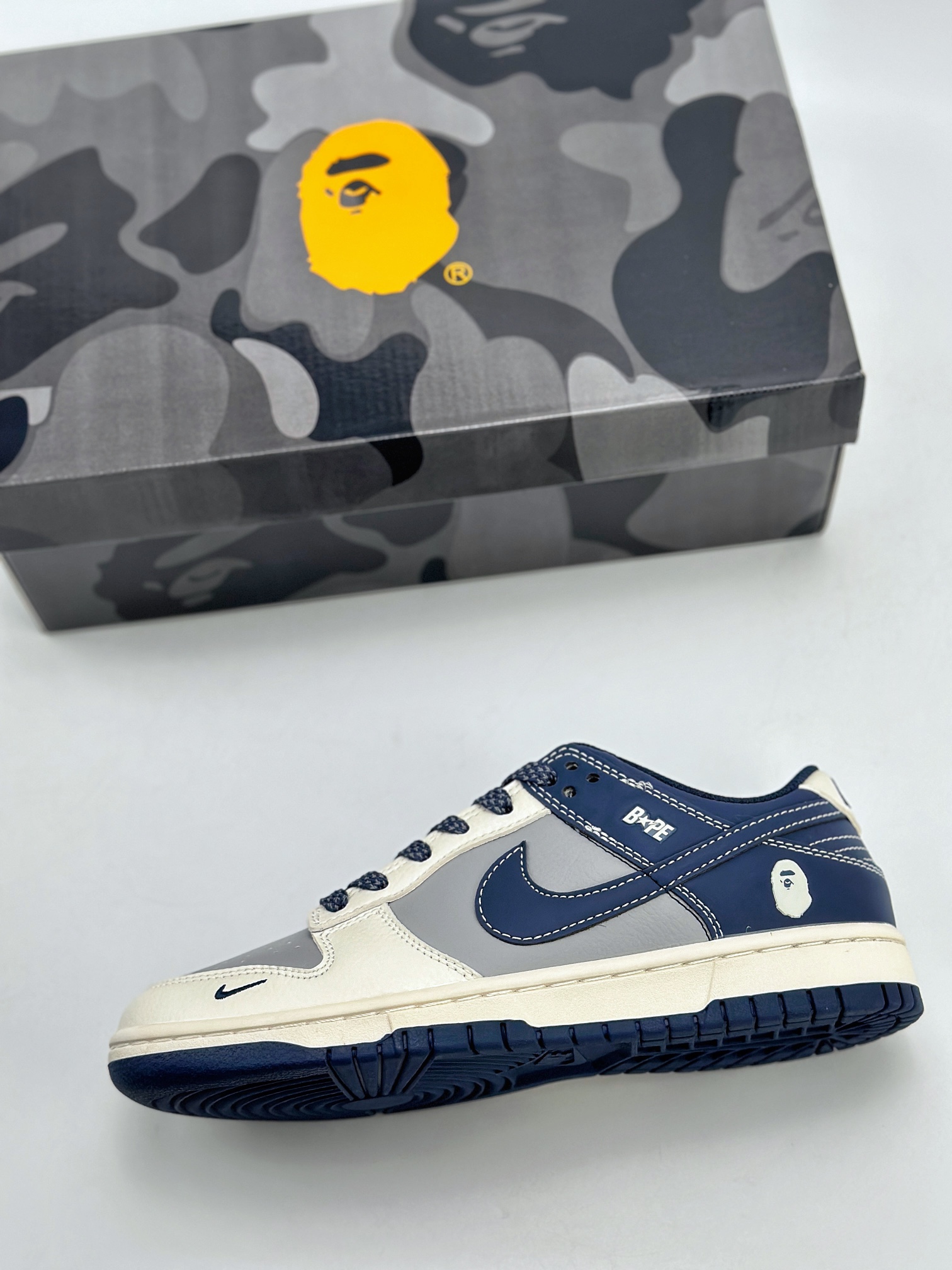 280 Nike SB Dunk Low x BAPE 白藏蓝迷彩钩 BB8969-001