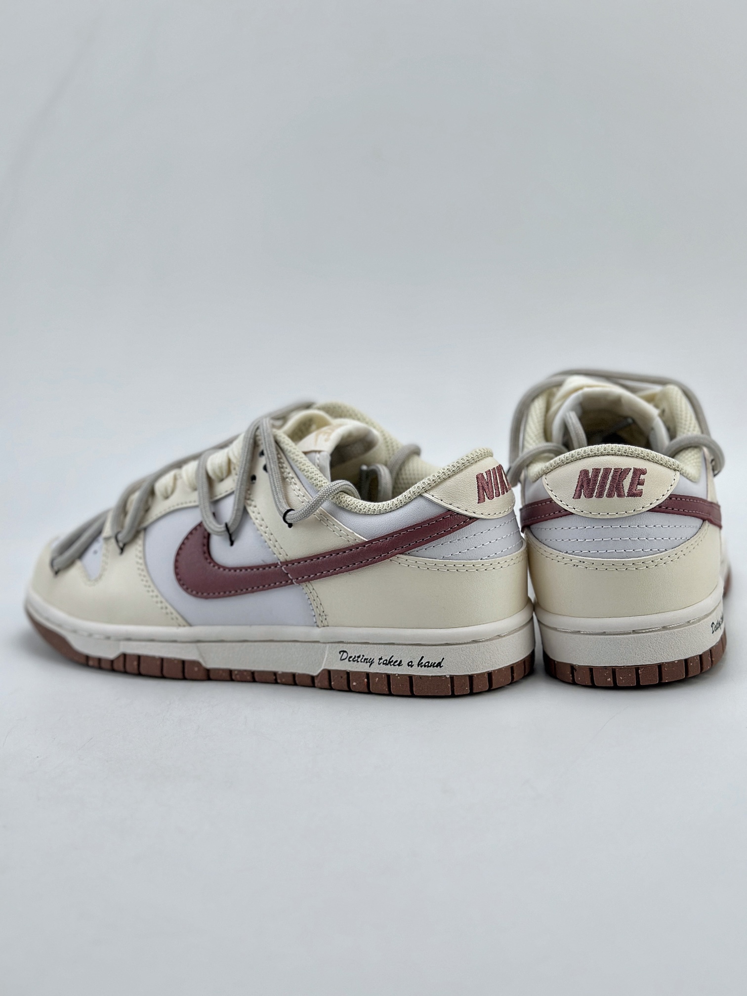 240 Nike SB Dunk Low 牛皮织物 蒸汽木偶 生打椰椰 奶白红 DD1873-103