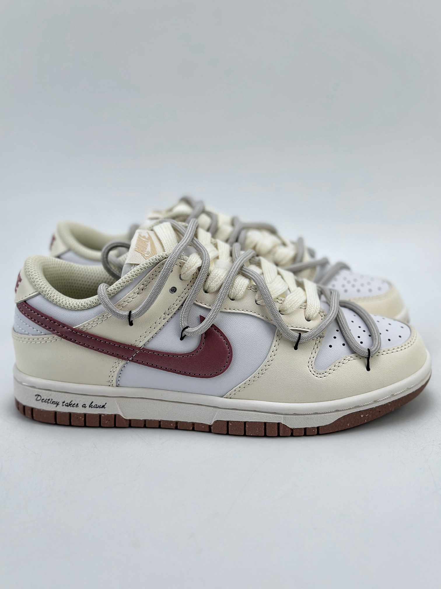 240 Nike SB Dunk Low 牛皮织物 蒸汽木偶 生打椰椰 奶白红 DD1873-103