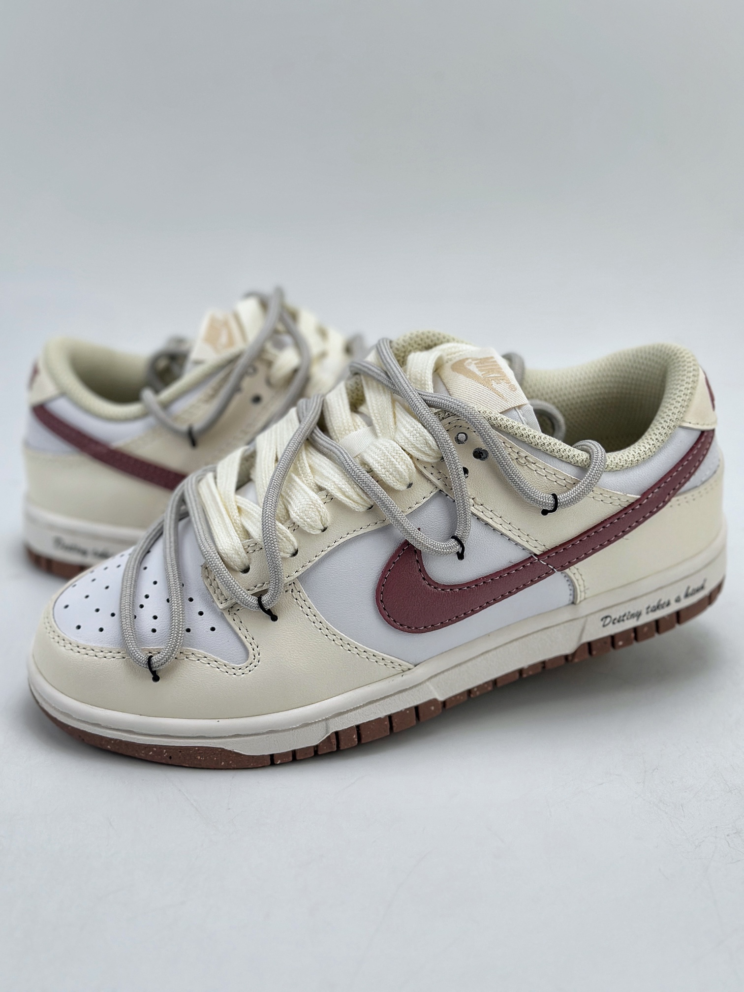 240 Nike SB Dunk Low 牛皮织物 蒸汽木偶 生打椰椰 奶白红 DD1873-103