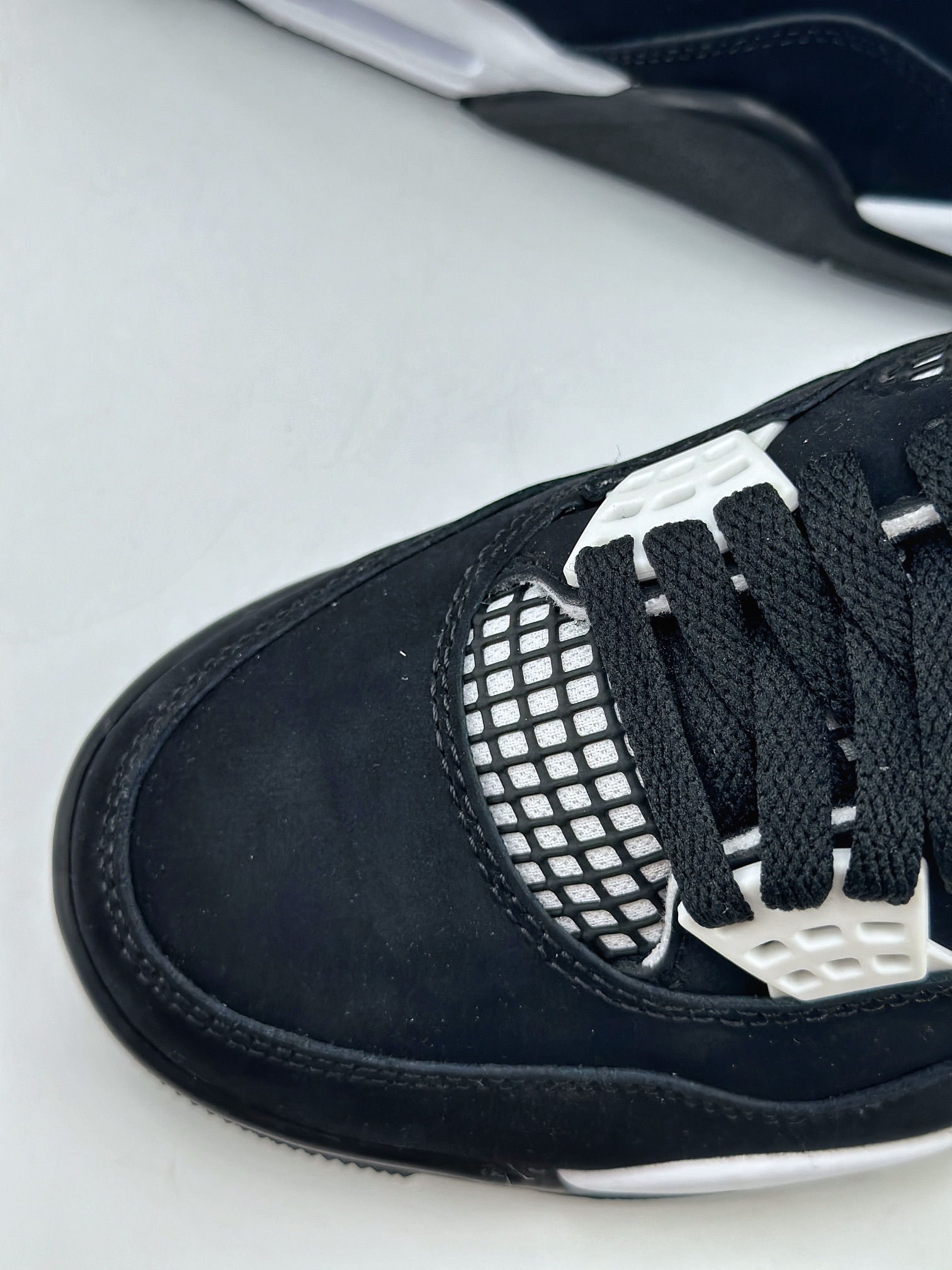 Nike Air Jordan 4 Retro ”White Thunder” Black and White FQ8138-001