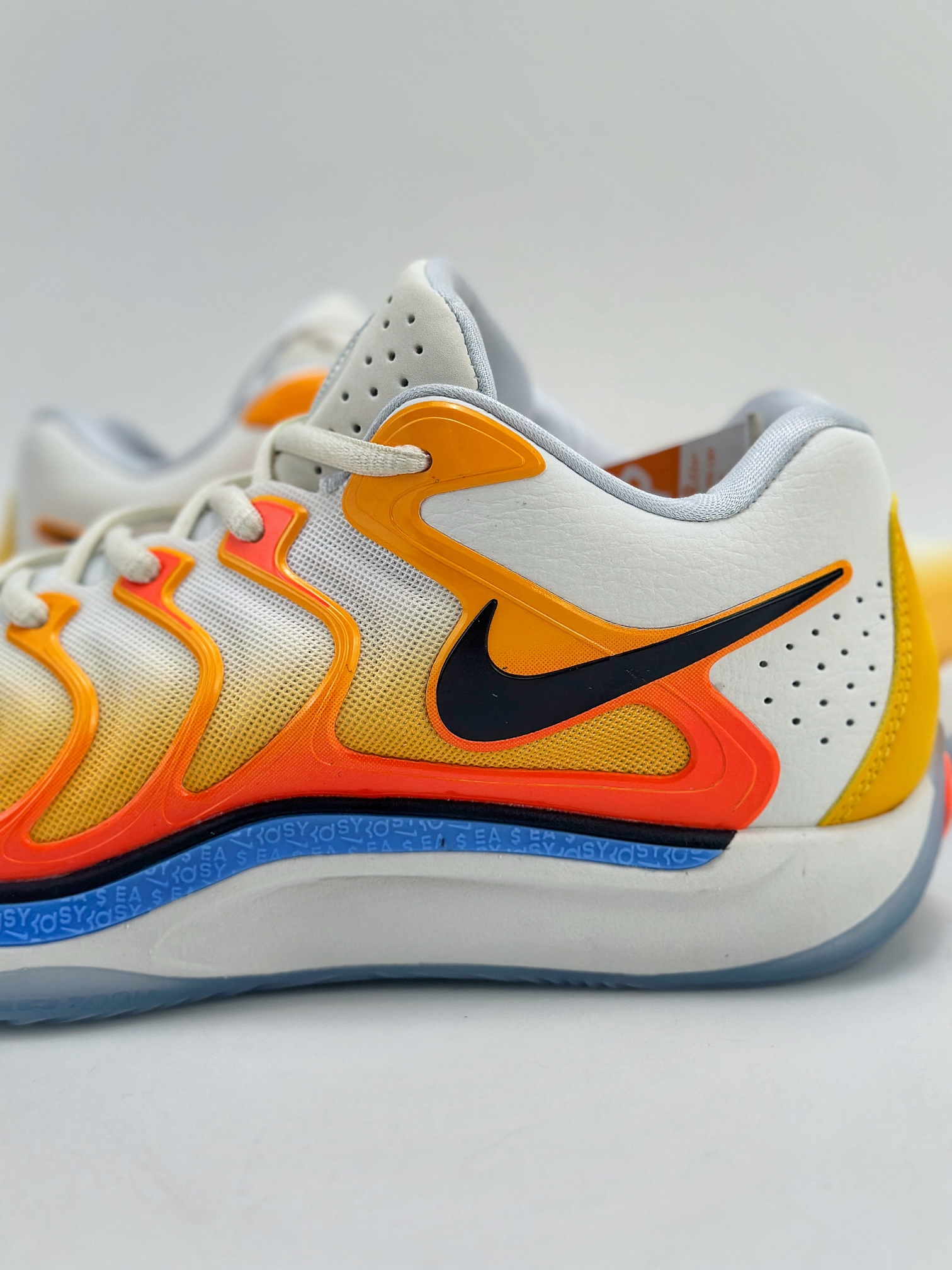 Nike Zoom KD 17 EP version continues the bloated shoe shape of the previous generation FJ9487-700