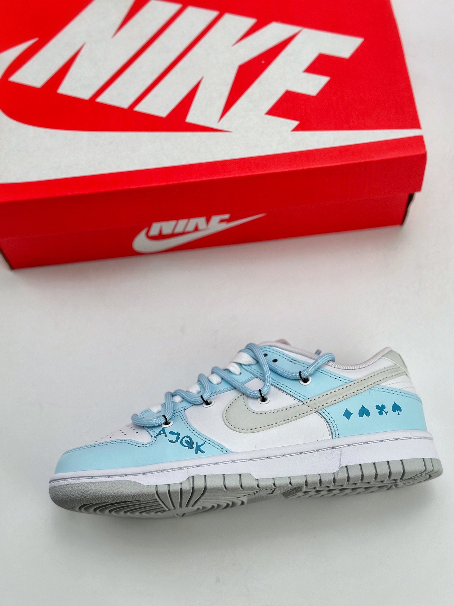 240 Nike SB Dunk Low 桃心 北卡蓝 扑克牌 美式涂鸦 蓝白 DV0831-101