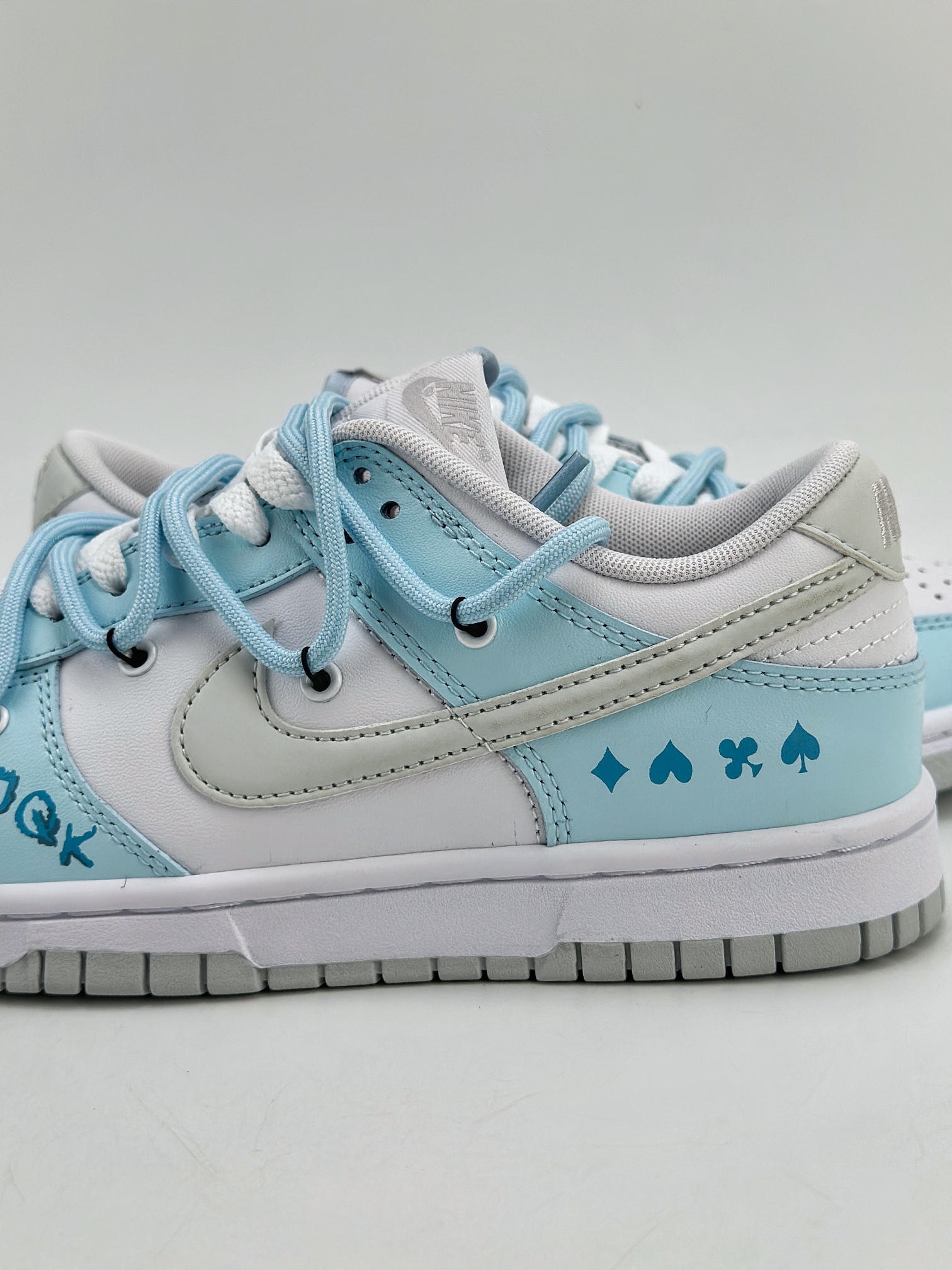 240 Nike SB Dunk Low 桃心 北卡蓝 扑克牌 美式涂鸦 蓝白 DV0831-101