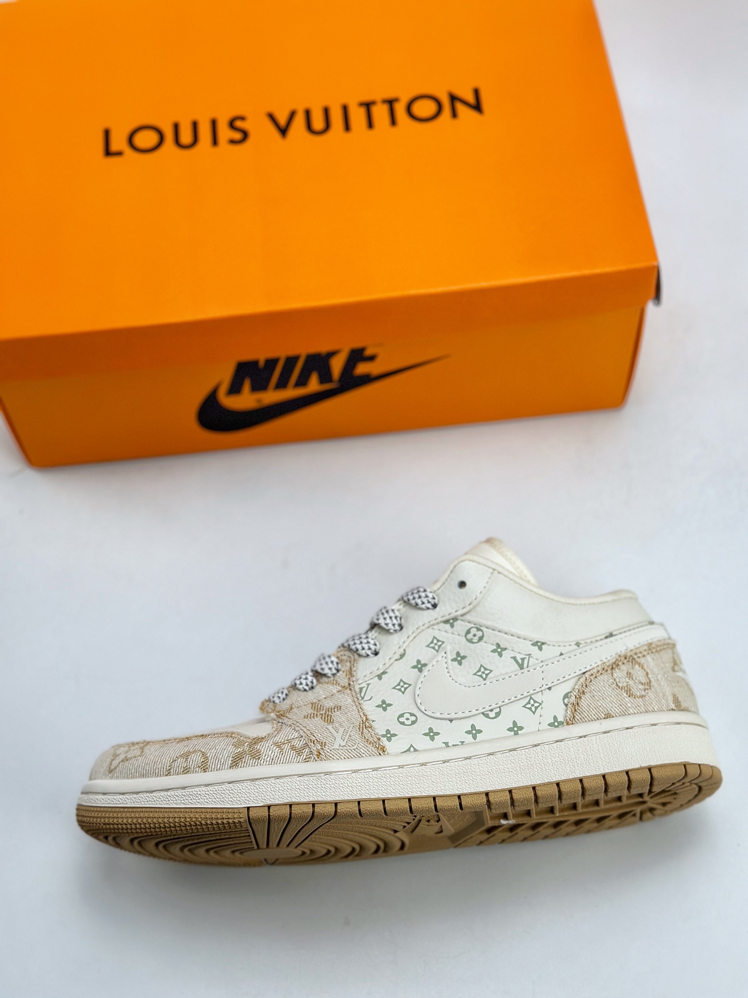 280 Air Jordan 1 Retro Low x Louis Vuitton 白浅黄牛仔布  SJ9950-002