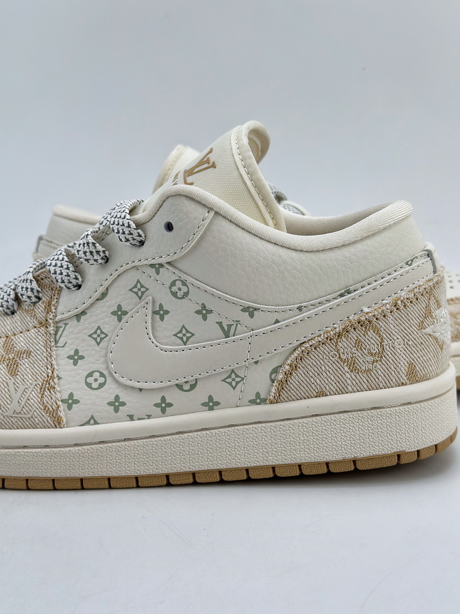 280 Air Jordan 1 Retro Low x Louis Vuitton 白浅黄牛仔布  SJ9950-002