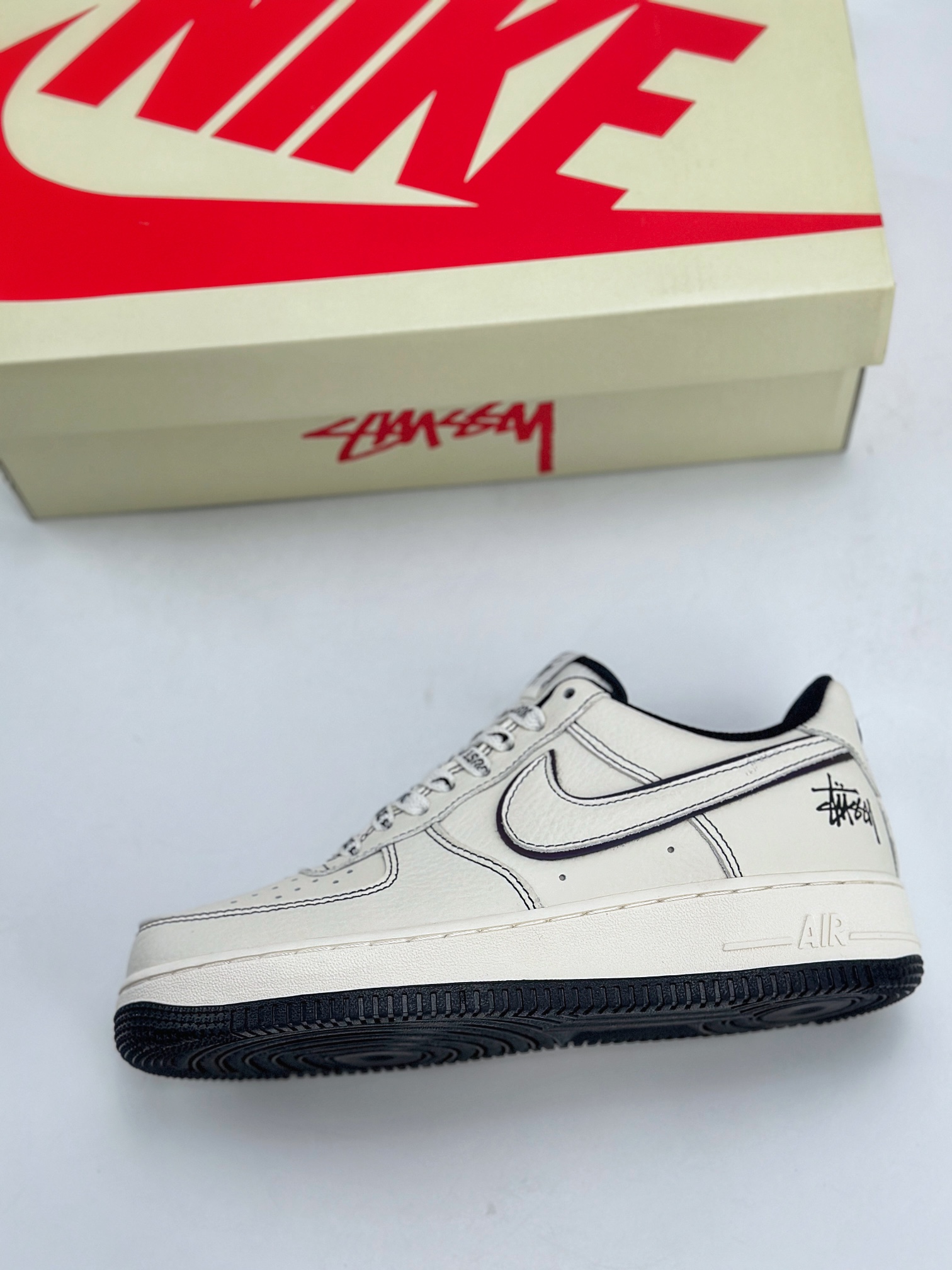 240 Nike Air Force 1 Low 07 x Stussy 斯图西白黑缝线 UN1635-702