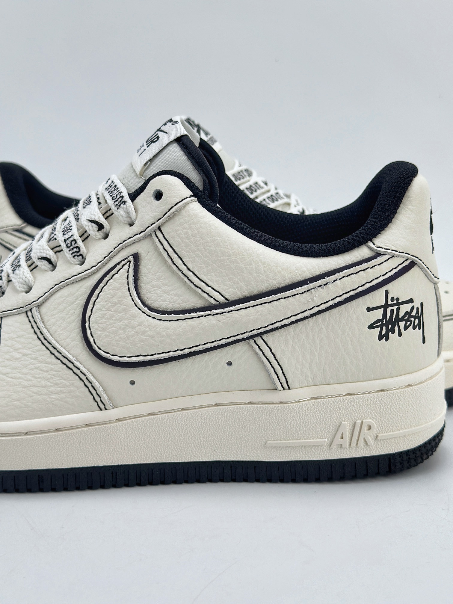 240 Nike Air Force 1 Low 07 x Stussy 斯图西白黑缝线 UN1635-702