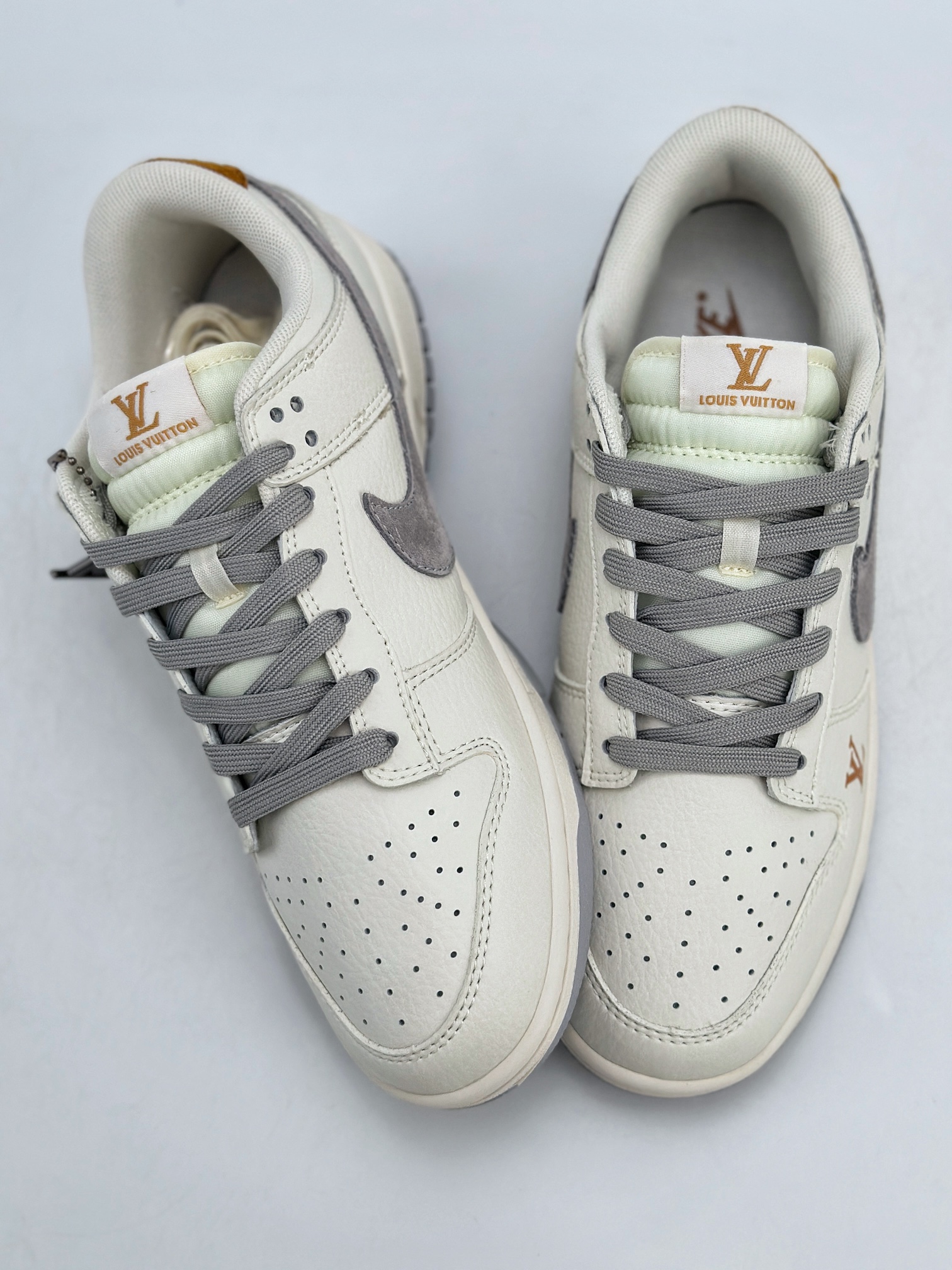 280 Nike SB Dunk Low x Louis Vuitton 米白灰三钩 FC1688-191