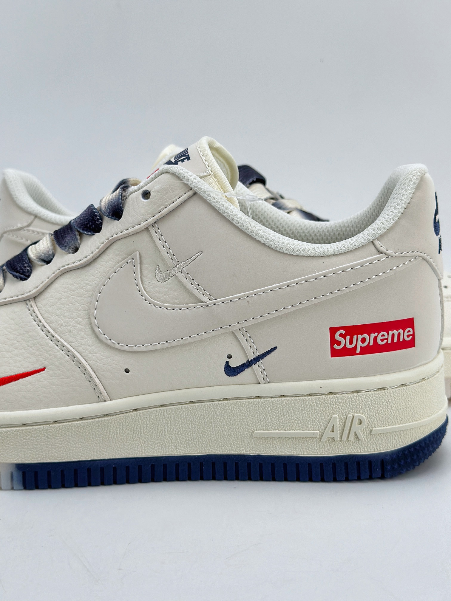 260 Nike Air Force 1 Low 07 x Supreme 米白蓝三钩 XZ6188-001