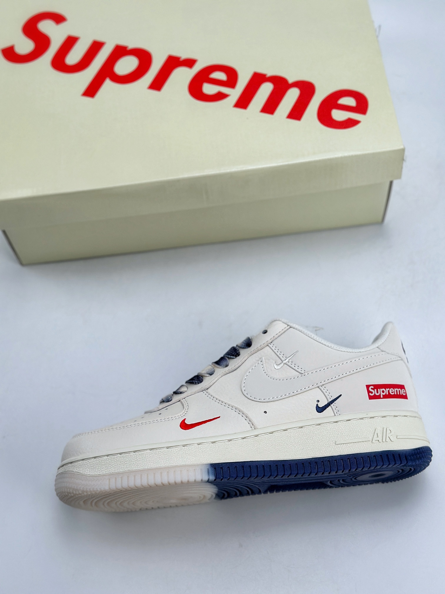 260 Nike Air Force 1 Low 07 x Supreme 米白蓝三钩 XZ6188-001