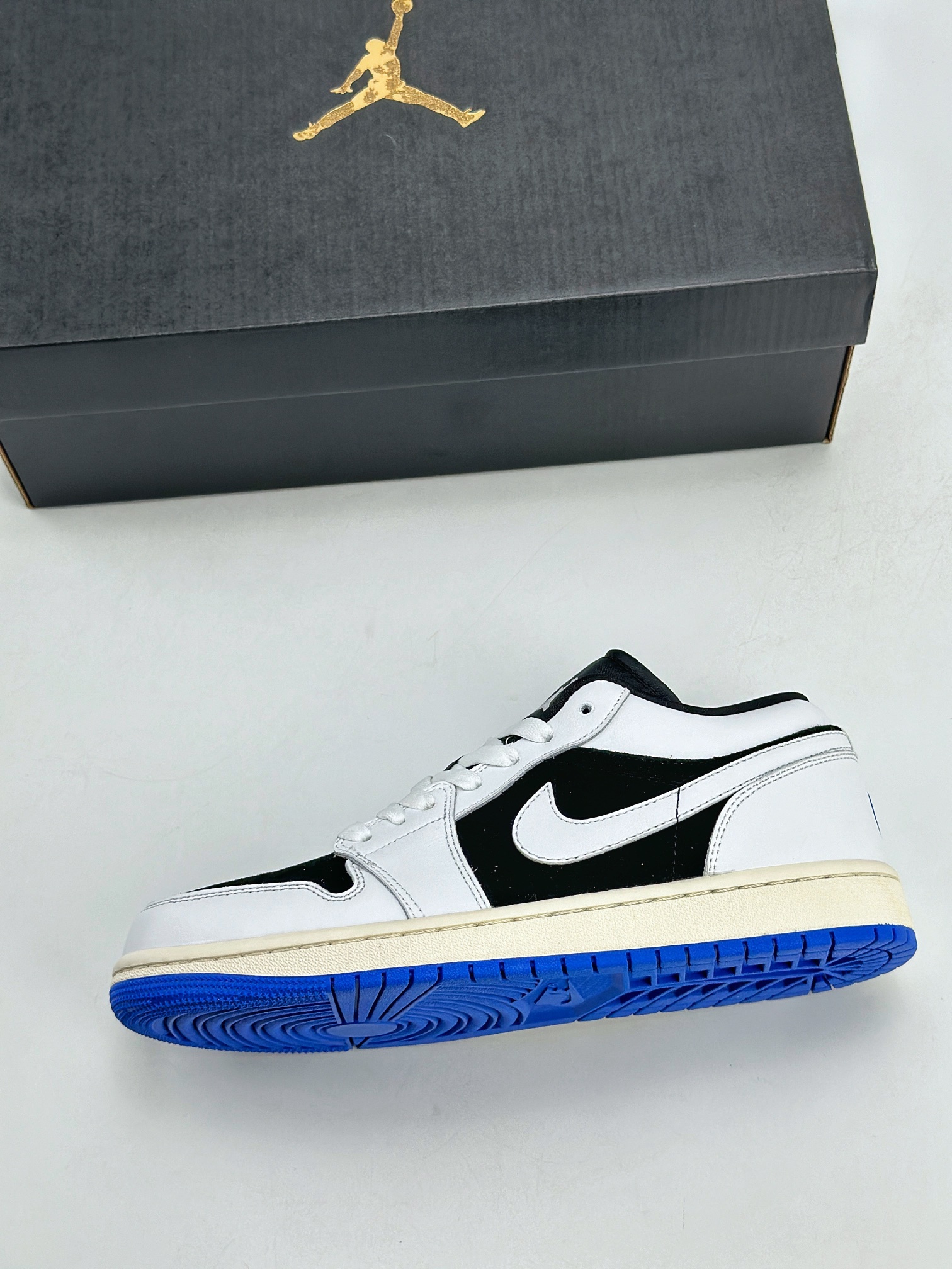 200 Air Jordan 1 Retro Low ”Quai 54” 黑白 HQ0764-001