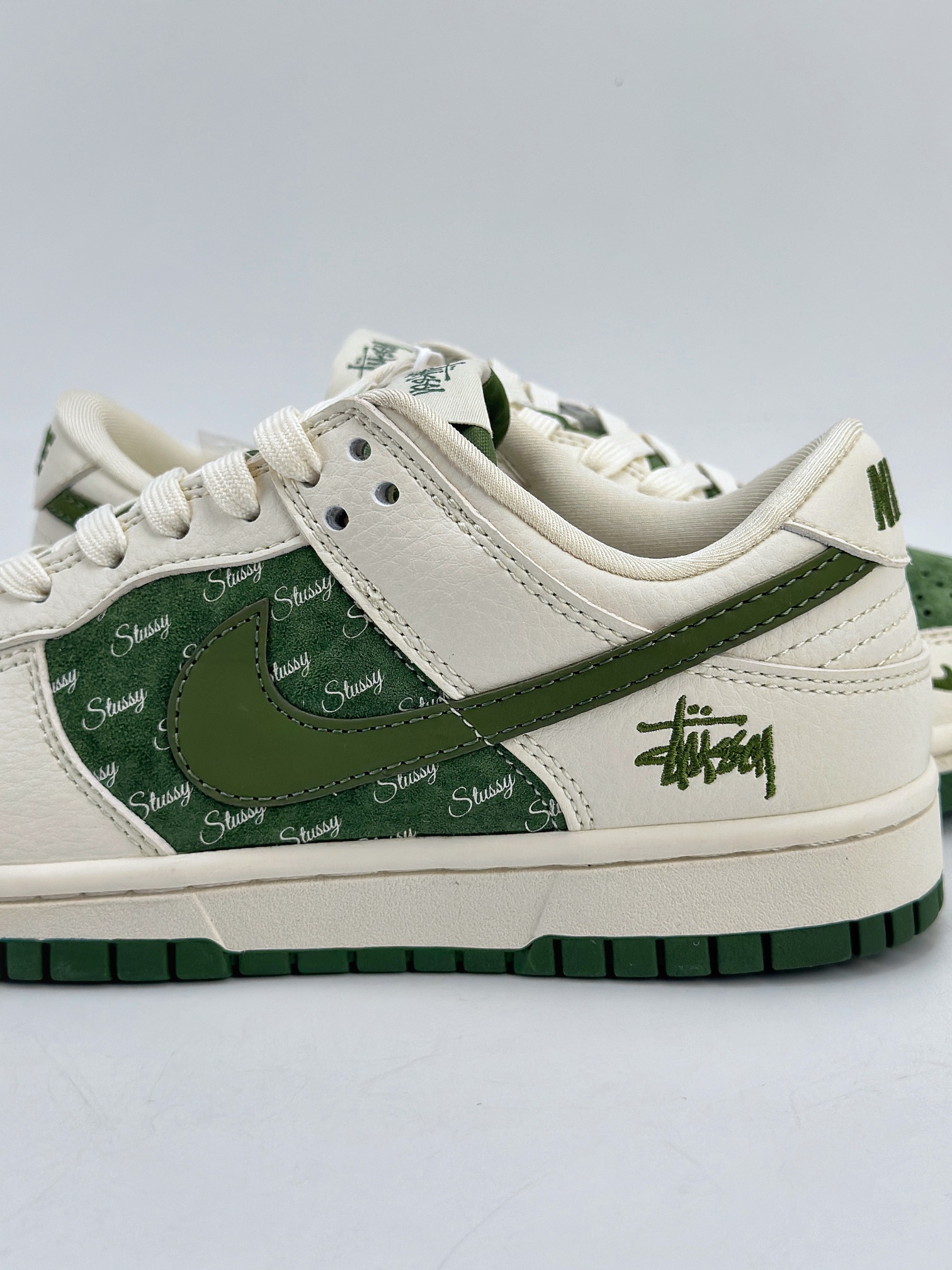 280 Nike SB Dunk Low x Stussy 斯图西 米白绿 CF3688-008