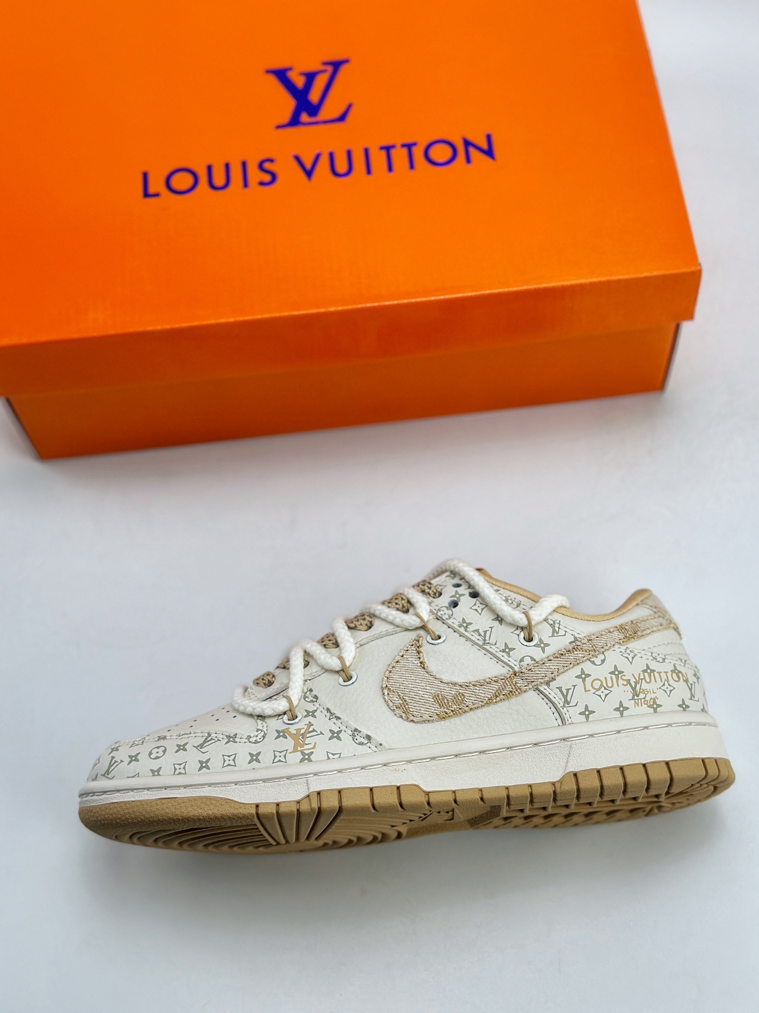 300 Nike SB Dunk Low x Louis Vuitton 米白黄绑带满天星 SJ2068-250