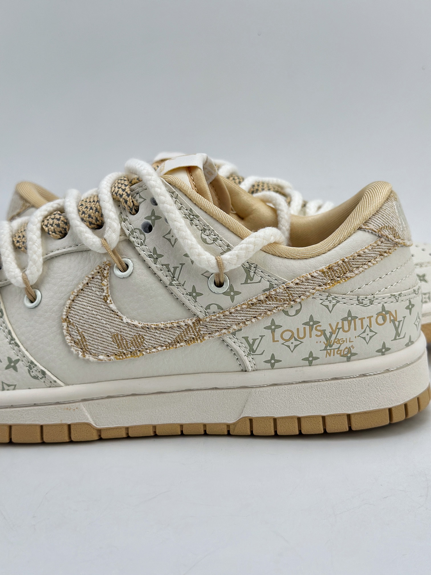 300 Nike SB Dunk Low x Louis Vuitton 米白黄绑带满天星 SJ2068-250