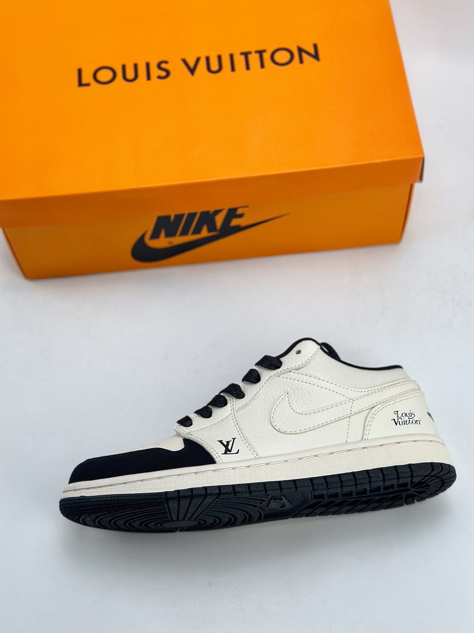 280 Air Jordan 1 Retro Low x Louis Vuitton 白黑 WG8850-006