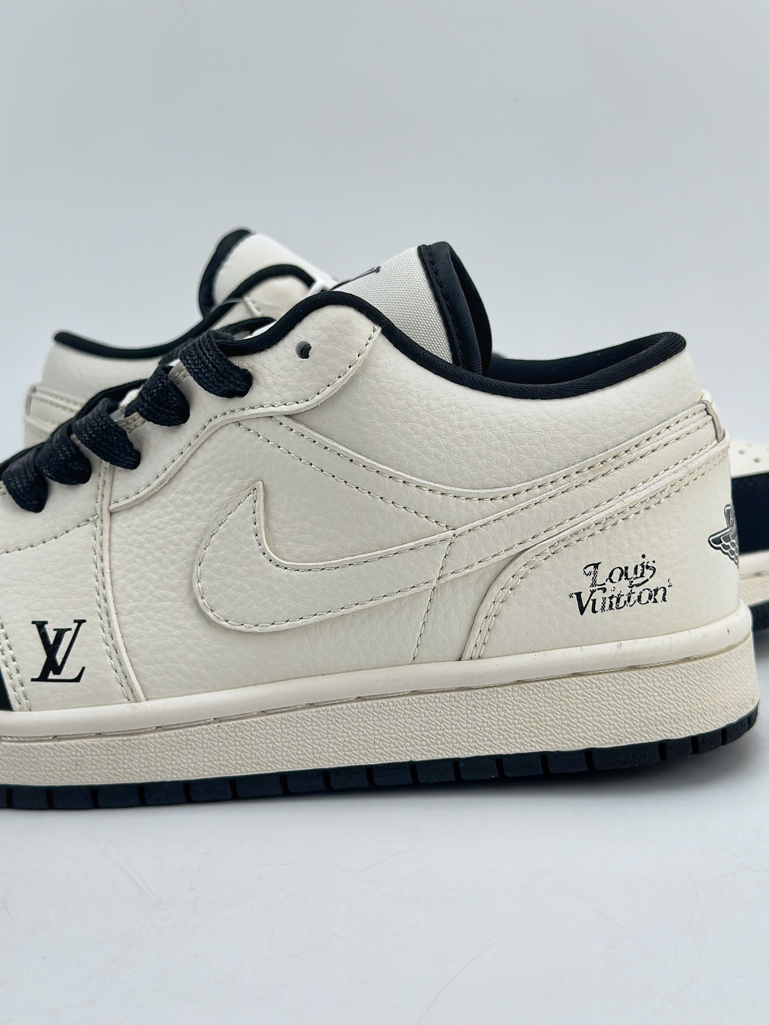 280 Air Jordan 1 Retro Low x Louis Vuitton 白黑 WG8850-006