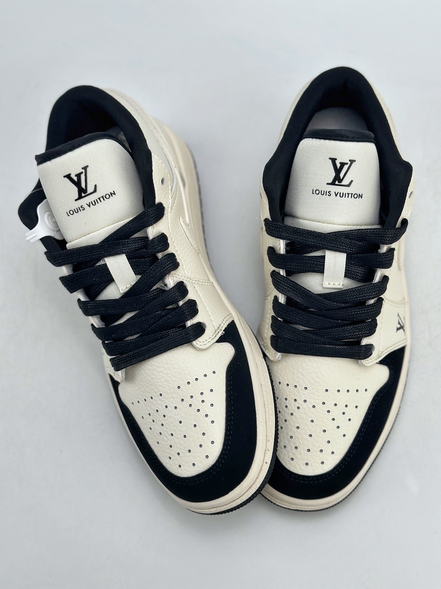 280 Air Jordan 1 Retro Low x Louis Vuitton 白黑 WG8850-006