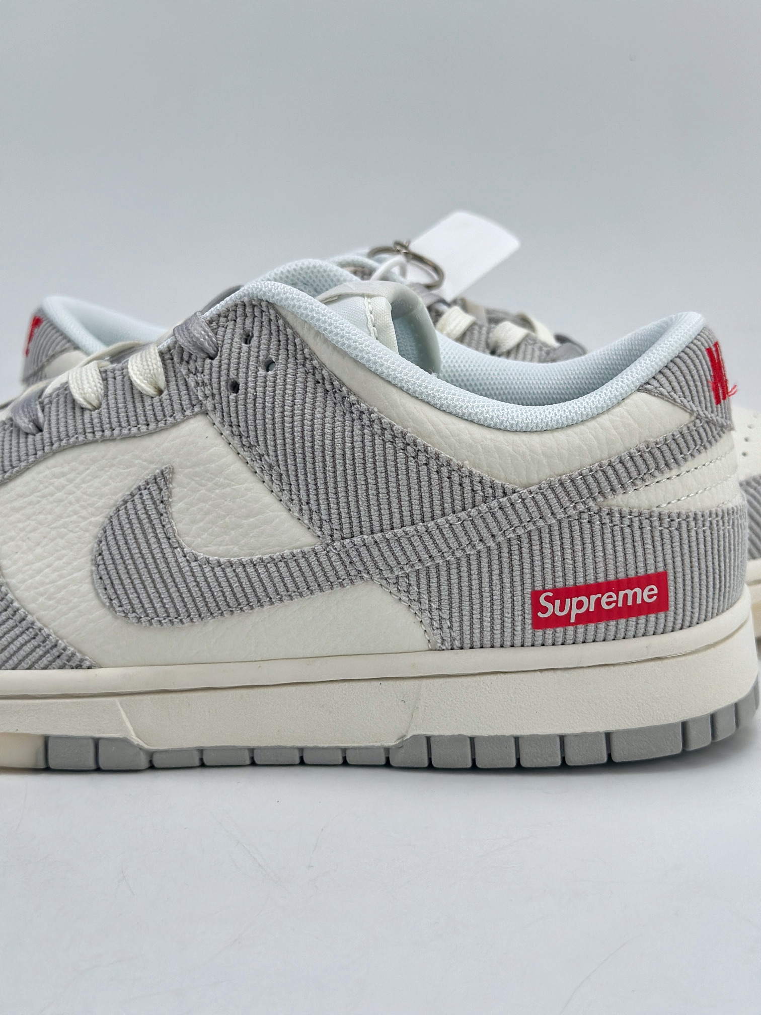 280 Nike SB Dunk Low x Supreme 白灰 FC1688-143