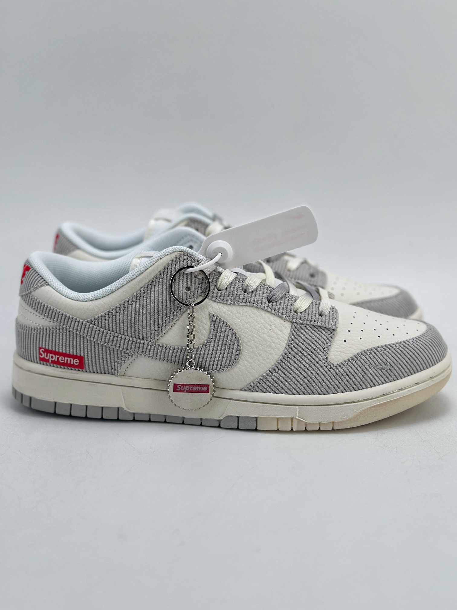 280 Nike SB Dunk Low x Supreme 白灰 FC1688-143