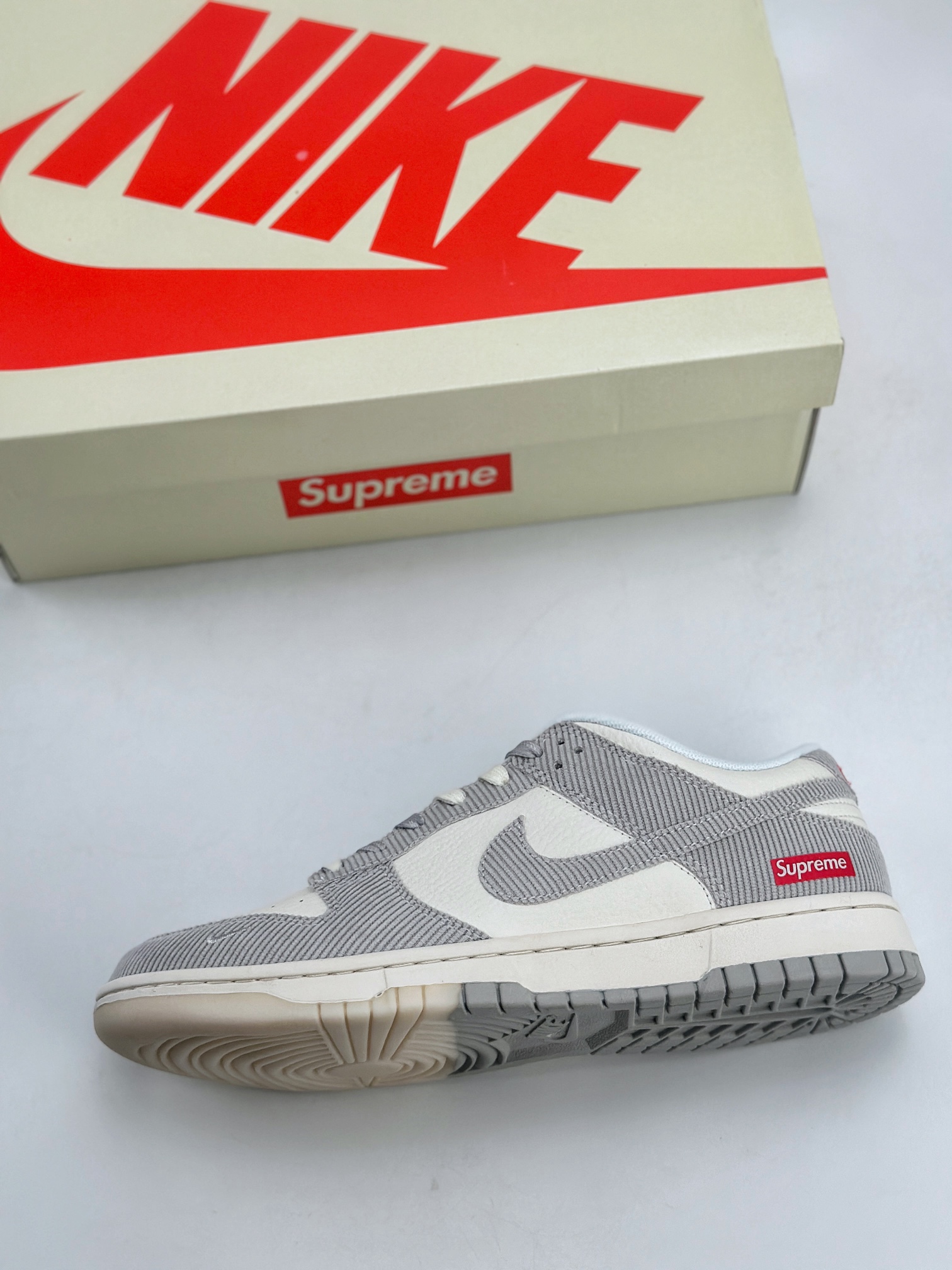 280 Nike SB Dunk Low x Supreme 白灰 FC1688-143