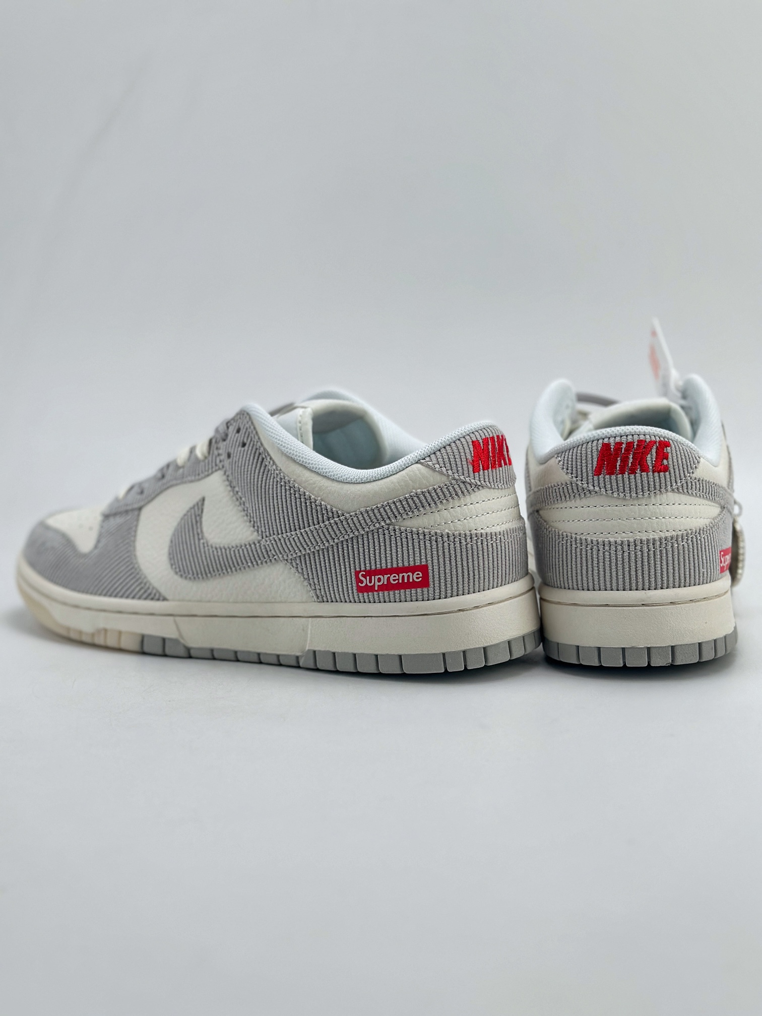 280 Nike SB Dunk Low x Supreme 白灰 FC1688-143