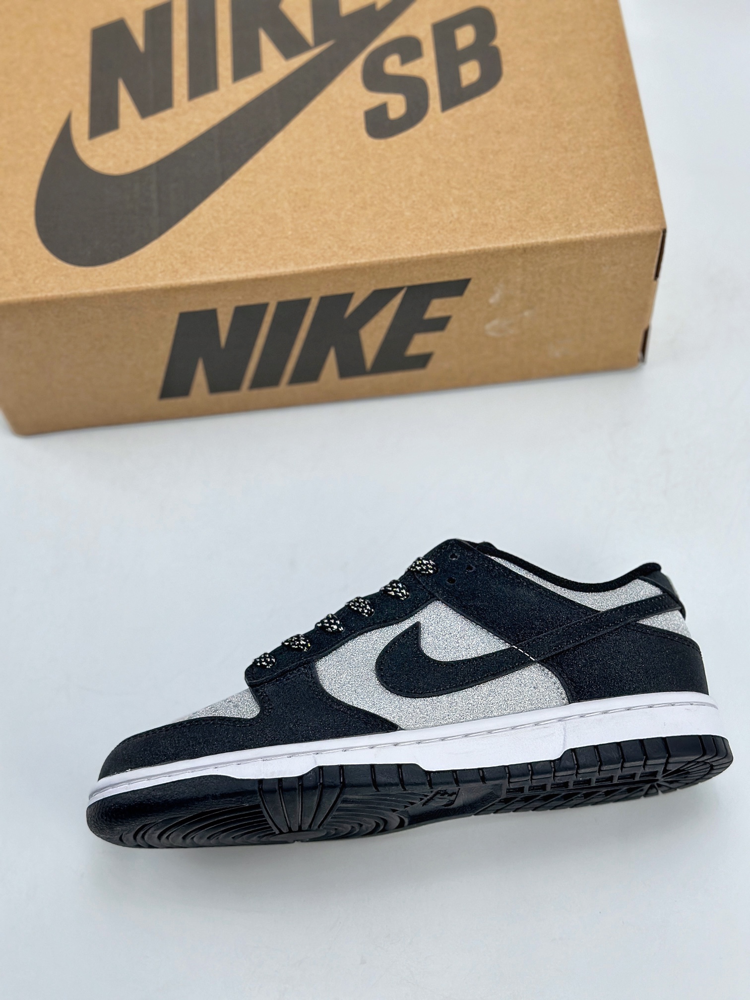 180 NIKE SB Dunk Low 黑银满天星 LW1818-101