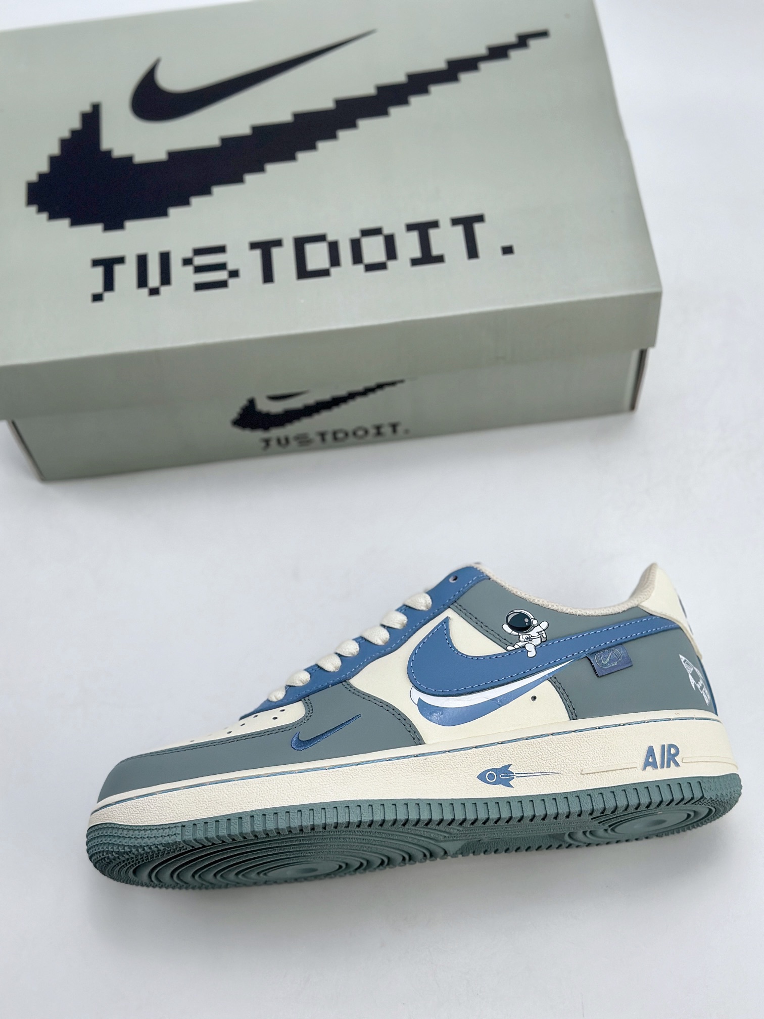 240 Nike Air Force 1 Low 07 太空人 米白蓝 DB3301-711