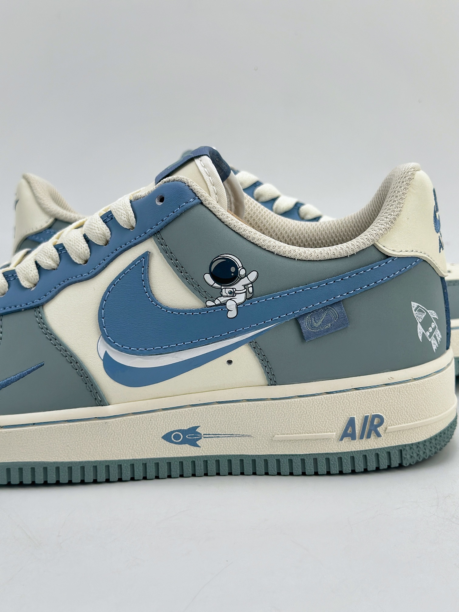 240 Nike Air Force 1 Low 07 太空人 米白蓝 DB3301-711