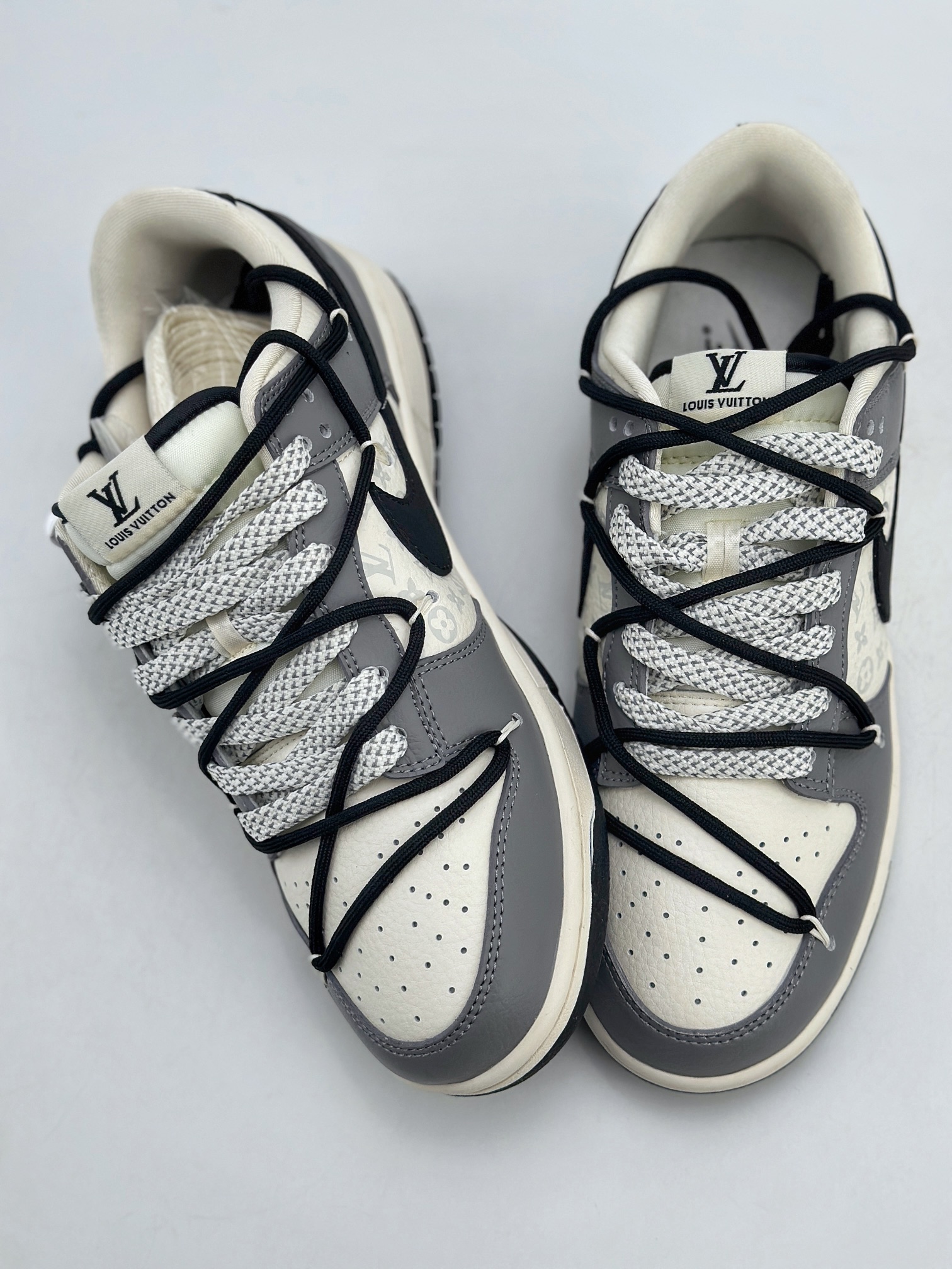 300 Nike SB Dunk Low x Louis Vuitton 米白黑灰绑带满天星 JJ5688-104