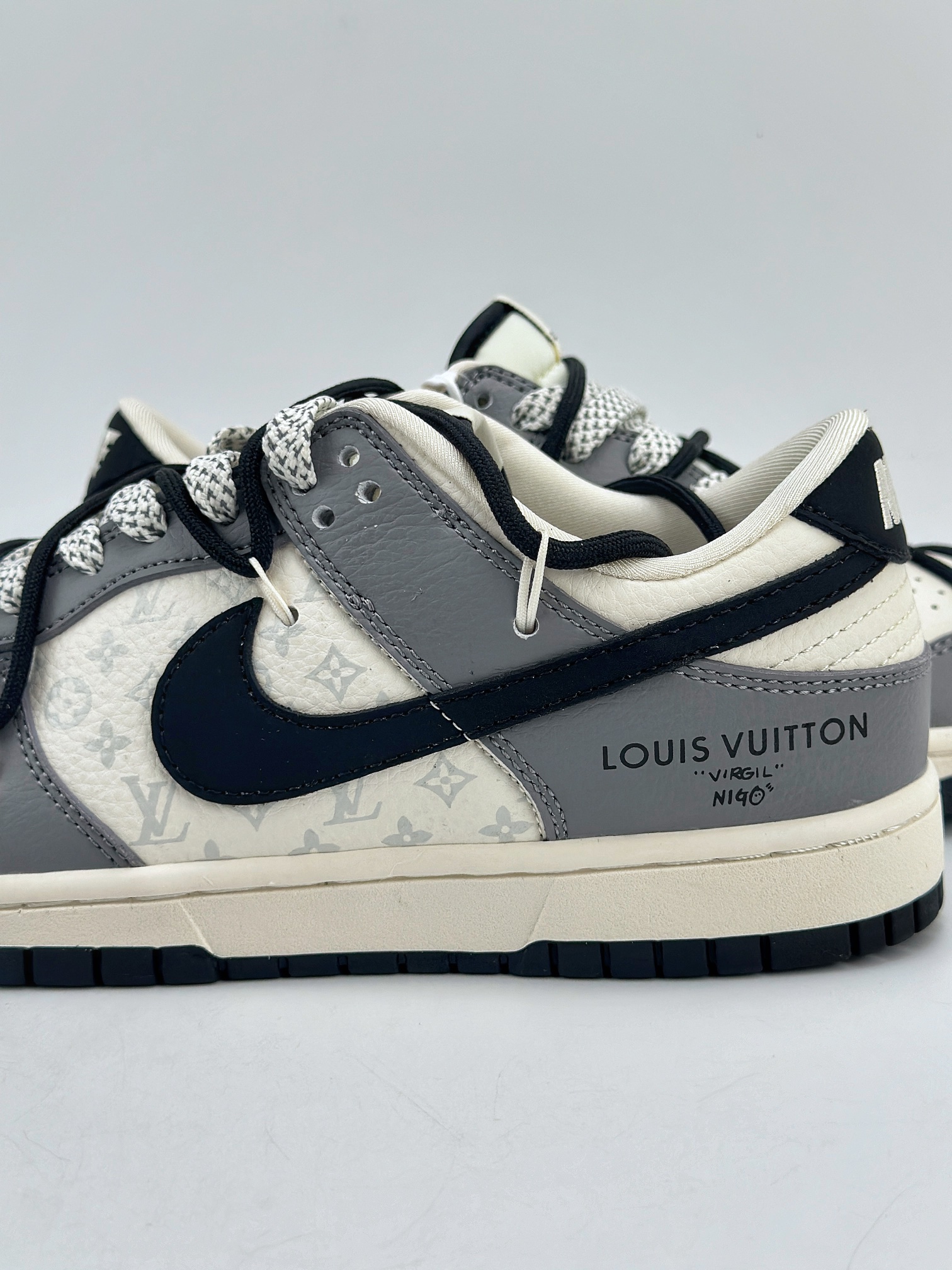 300 Nike SB Dunk Low x Louis Vuitton 米白黑灰绑带满天星 JJ5688-104