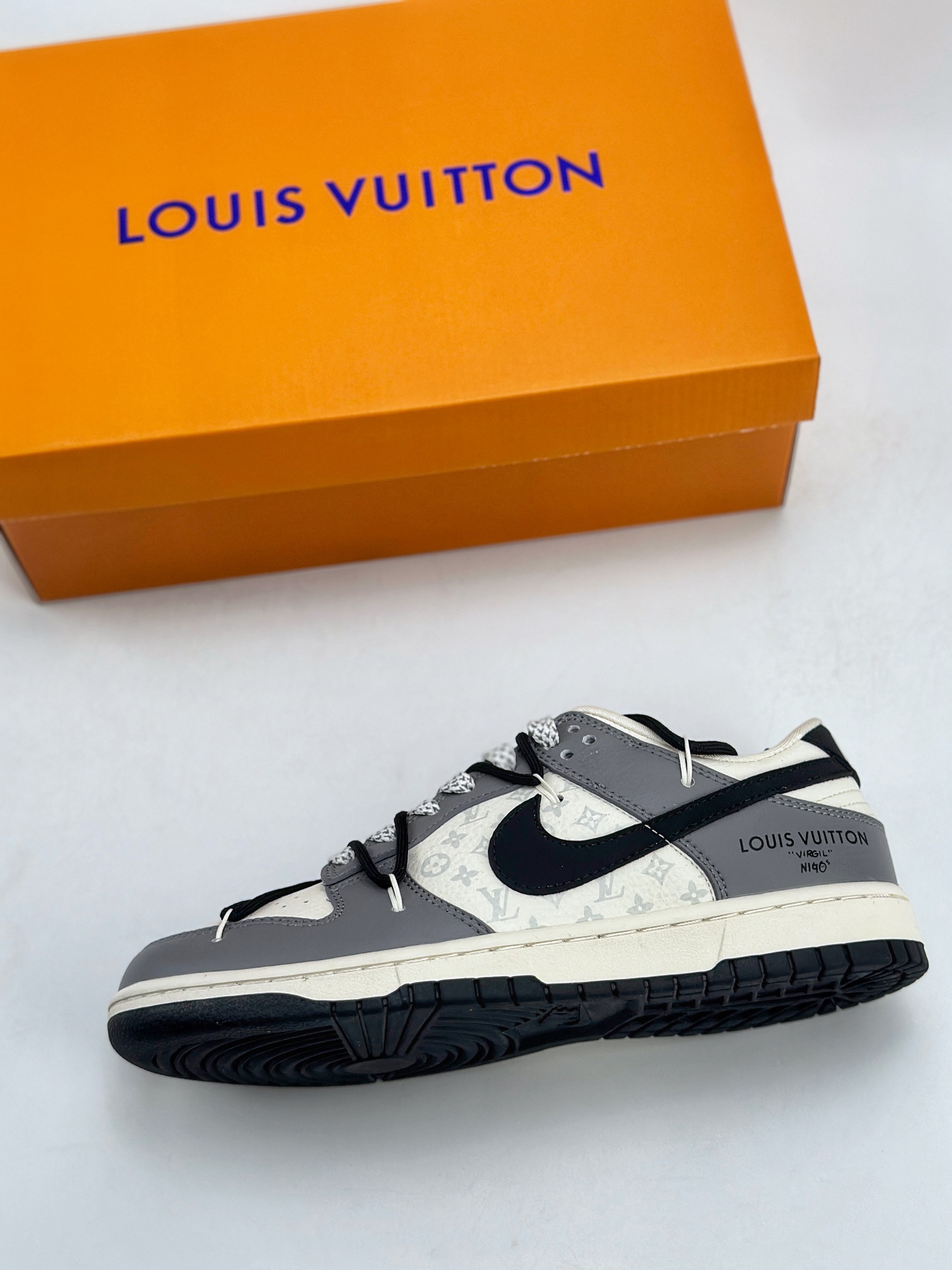 300 Nike SB Dunk Low x Louis Vuitton 米白黑灰绑带满天星 JJ5688-104