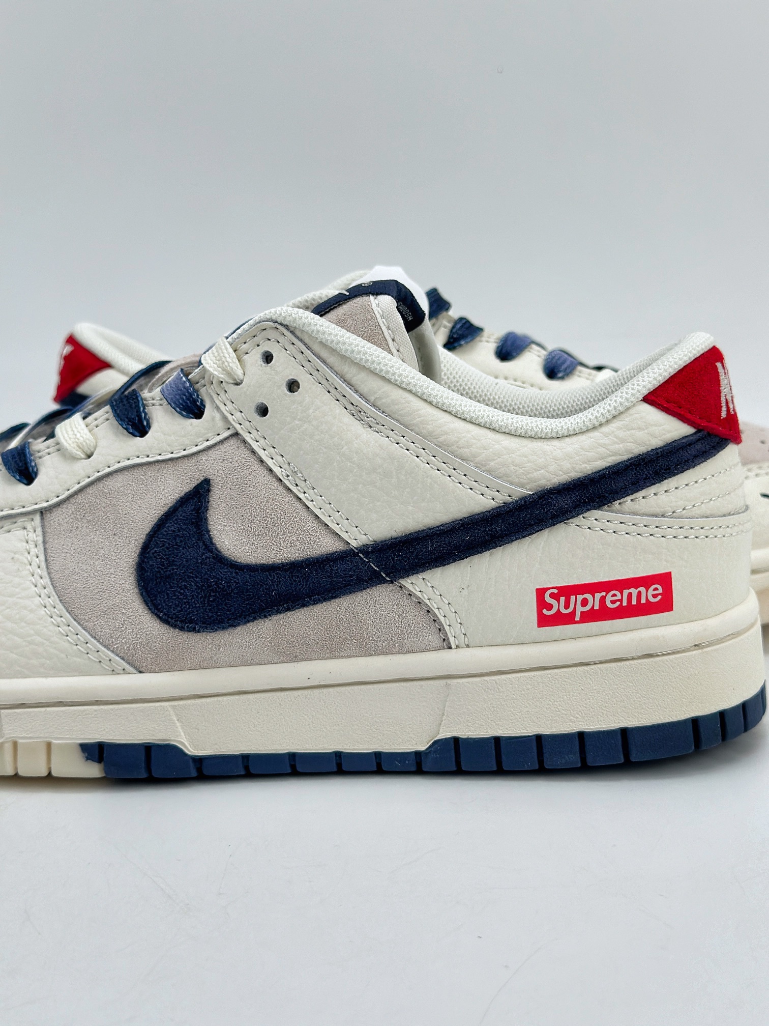 280 Nike SB Dunk Low x Supreme 白蓝红 FC1688-142