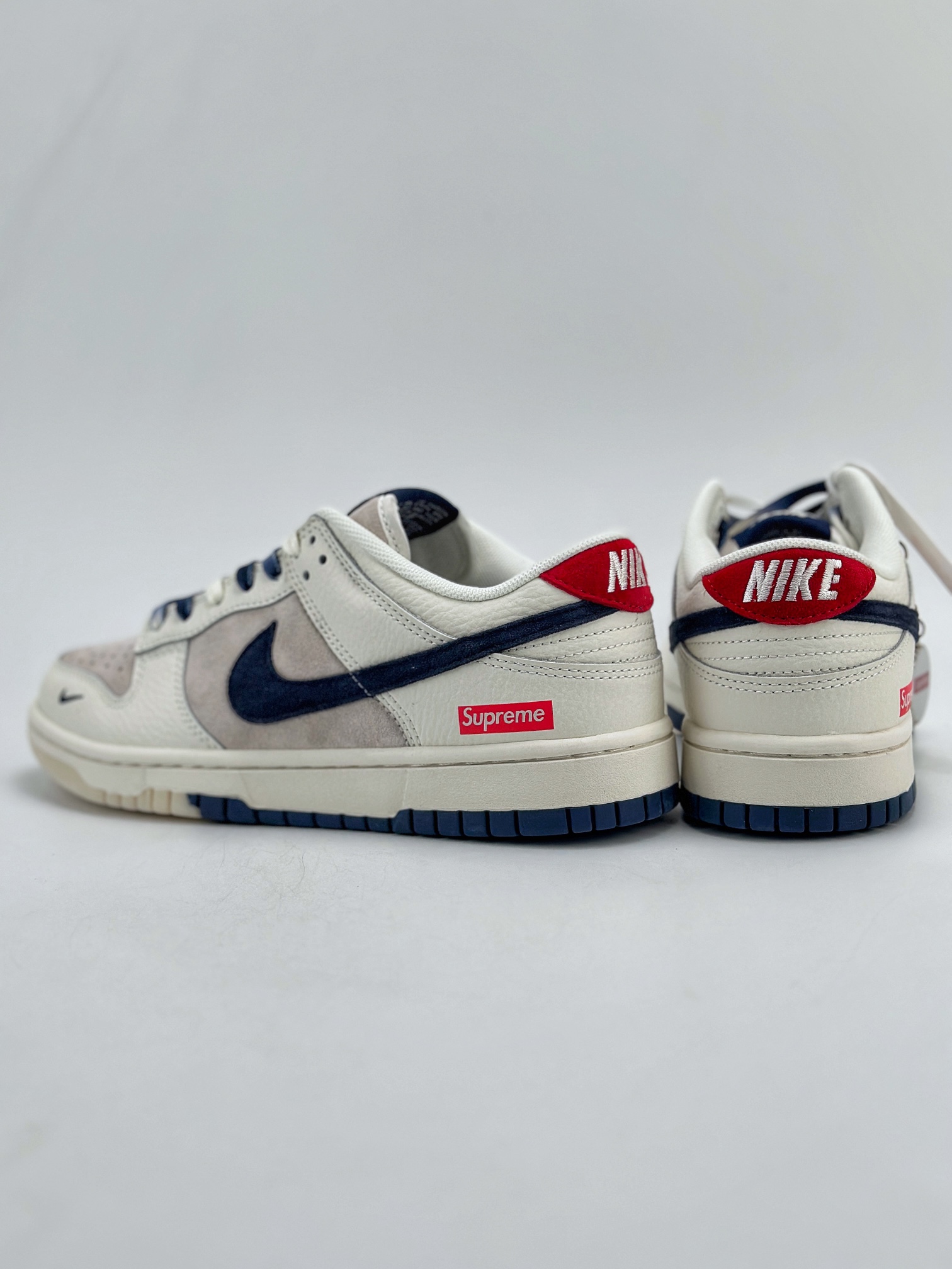 280 Nike SB Dunk Low x Supreme 白蓝红 FC1688-142