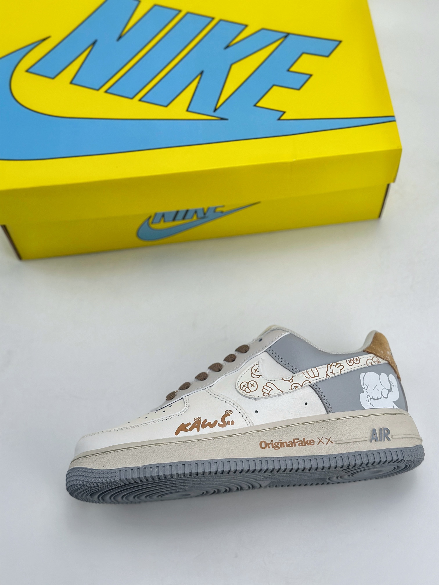 240 Nike Air Force 1 Low 07 x KAWS 涂鸦白灰黄 CW2288-207