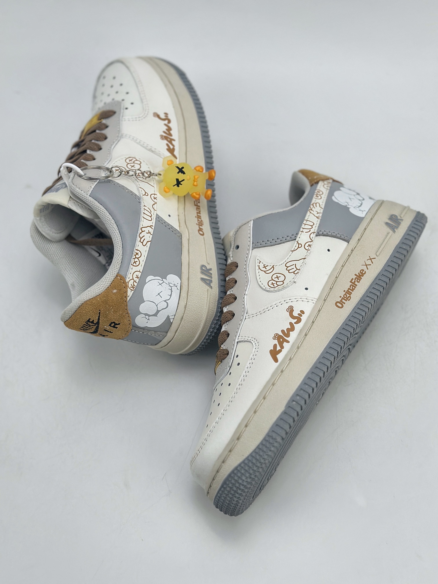 240 Nike Air Force 1 Low 07 x KAWS 涂鸦白灰黄 CW2288-207