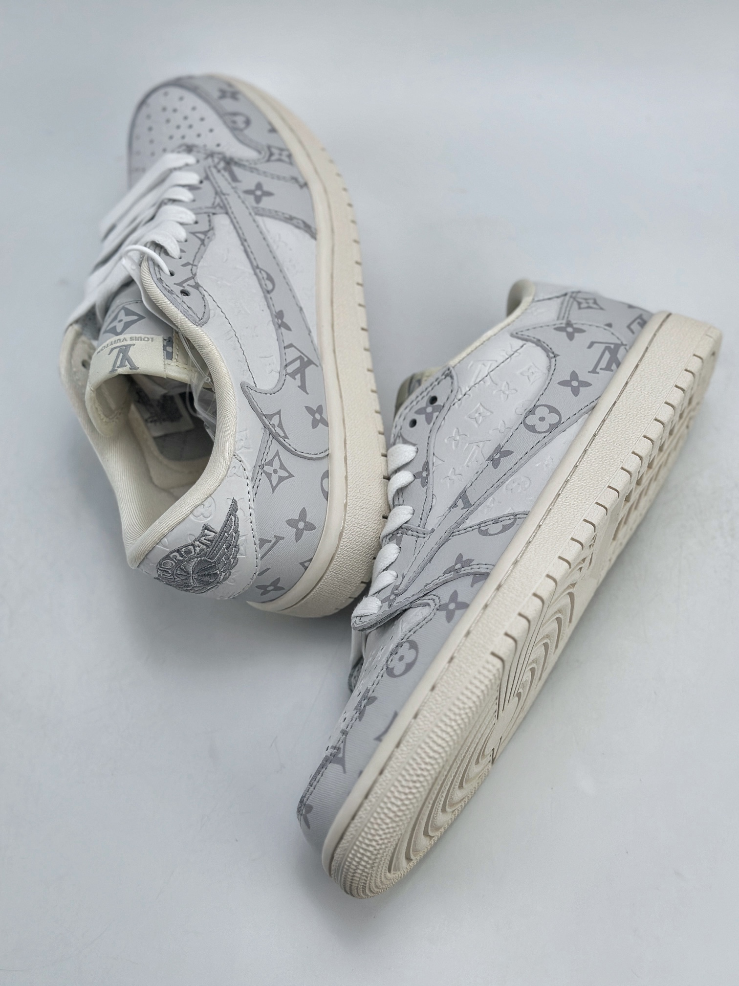 280 Air Jordan 1 Retro Low x Louis Vuitton x Travis Scott 三方联名满印白灰 LX1988-500