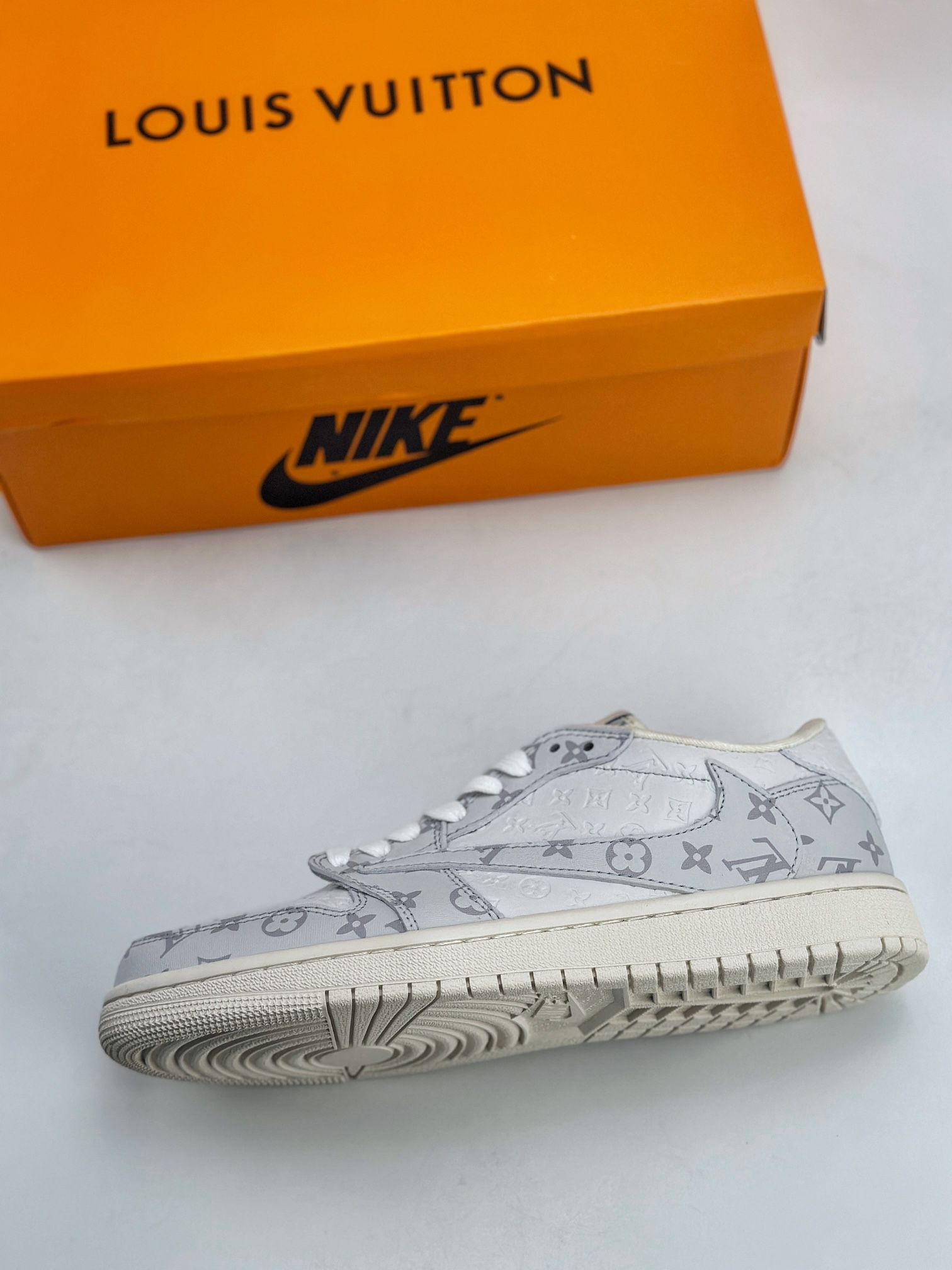280 Air Jordan 1 Retro Low x Louis Vuitton x Travis Scott 三方联名满印白灰 LX1988-500