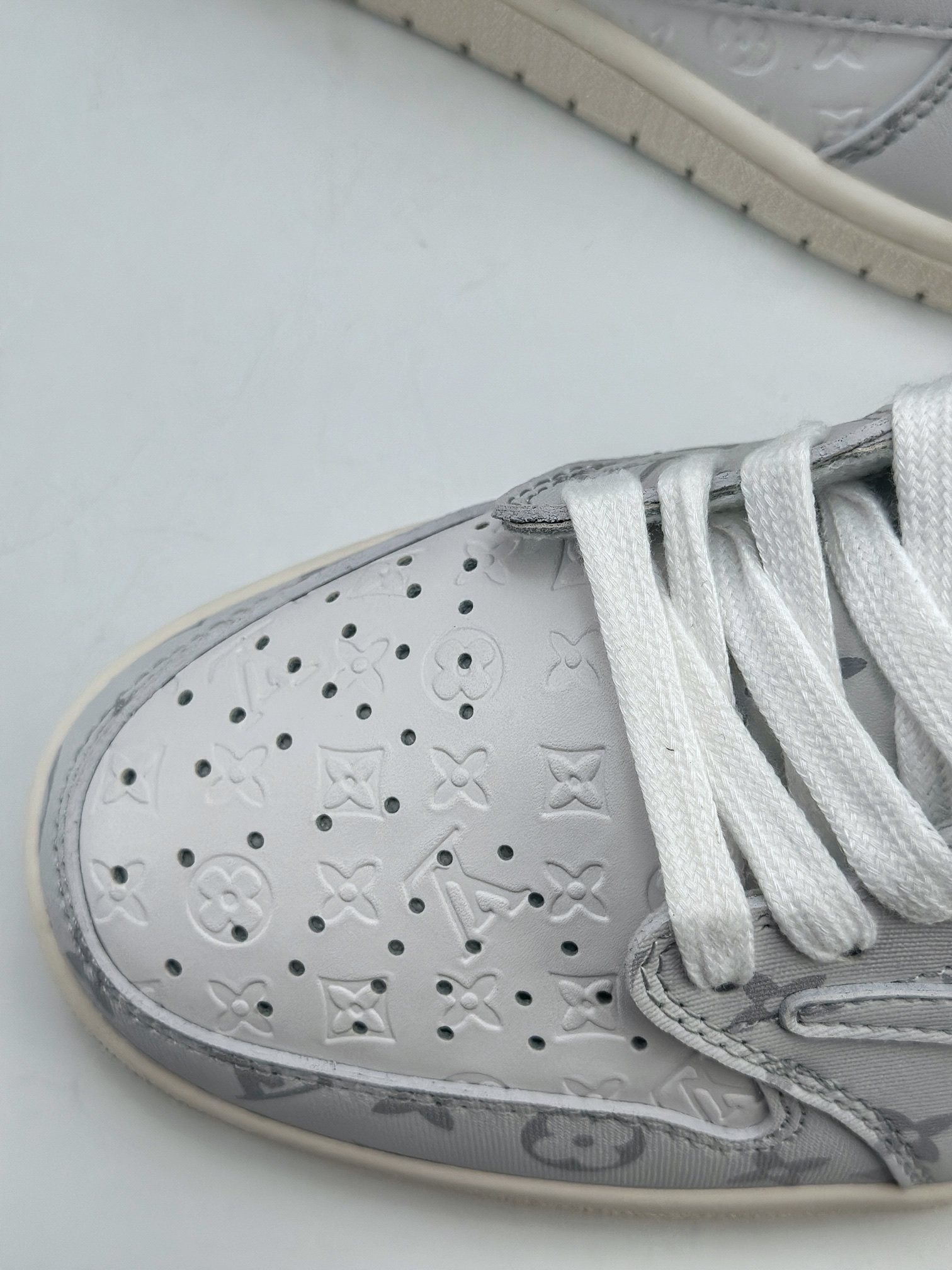 280 Air Jordan 1 Retro Low x Louis Vuitton x Travis Scott 三方联名满印白灰 LX1988-500