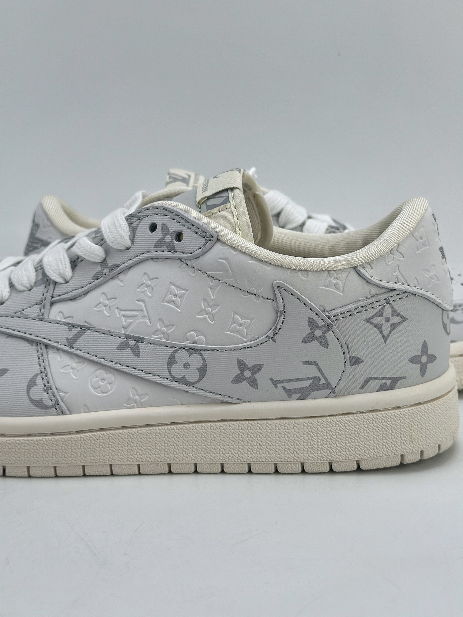 280 Air Jordan 1 Retro Low x Louis Vuitton x Travis Scott 三方联名满印白灰 LX1988-500