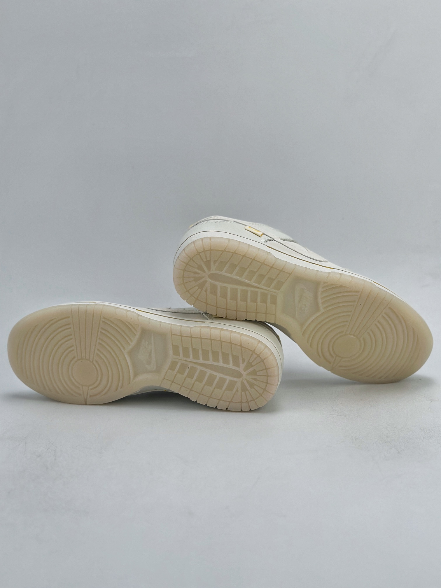 280 Nike SB Dunk Low 米白浅黄珠光满天星 XB3802-347