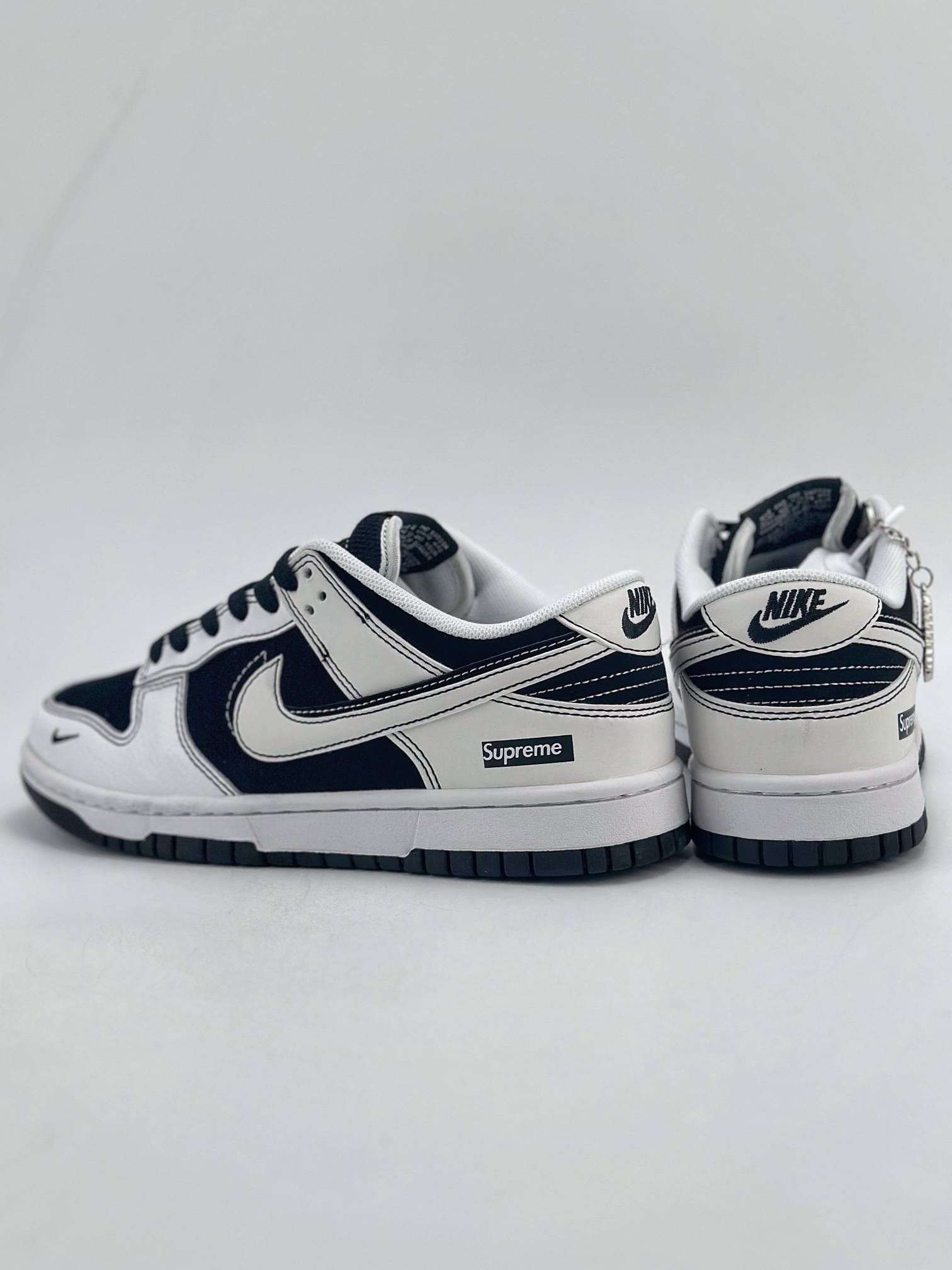 280 Nike SB Dunk Low x Supreme 黑白双钩 FC1688-144