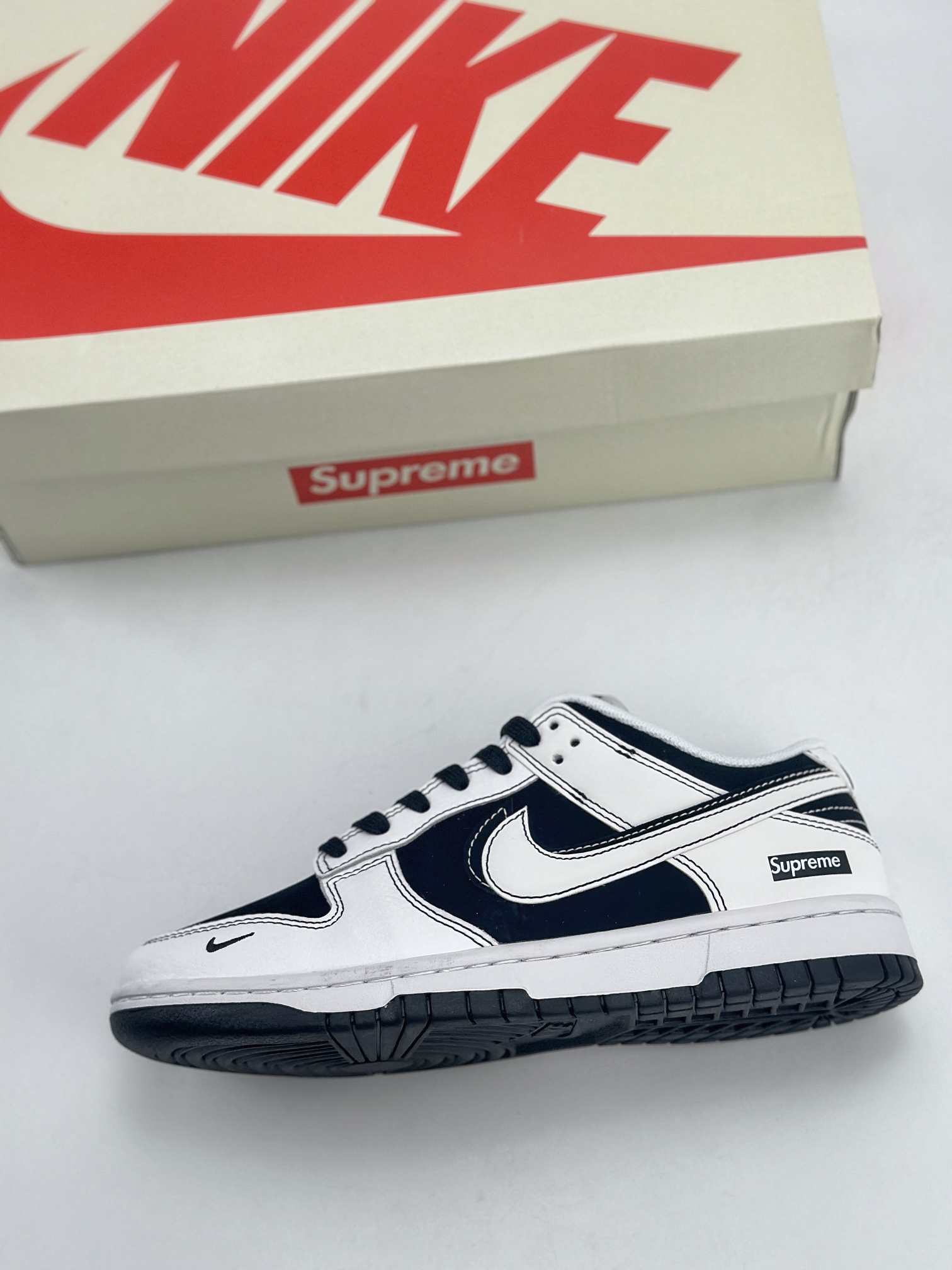 280 Nike SB Dunk Low x Supreme 黑白双钩 FC1688-144