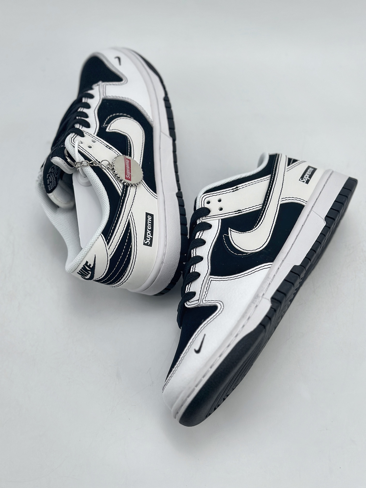 280 Nike SB Dunk Low x Supreme 黑白双钩 FC1688-144