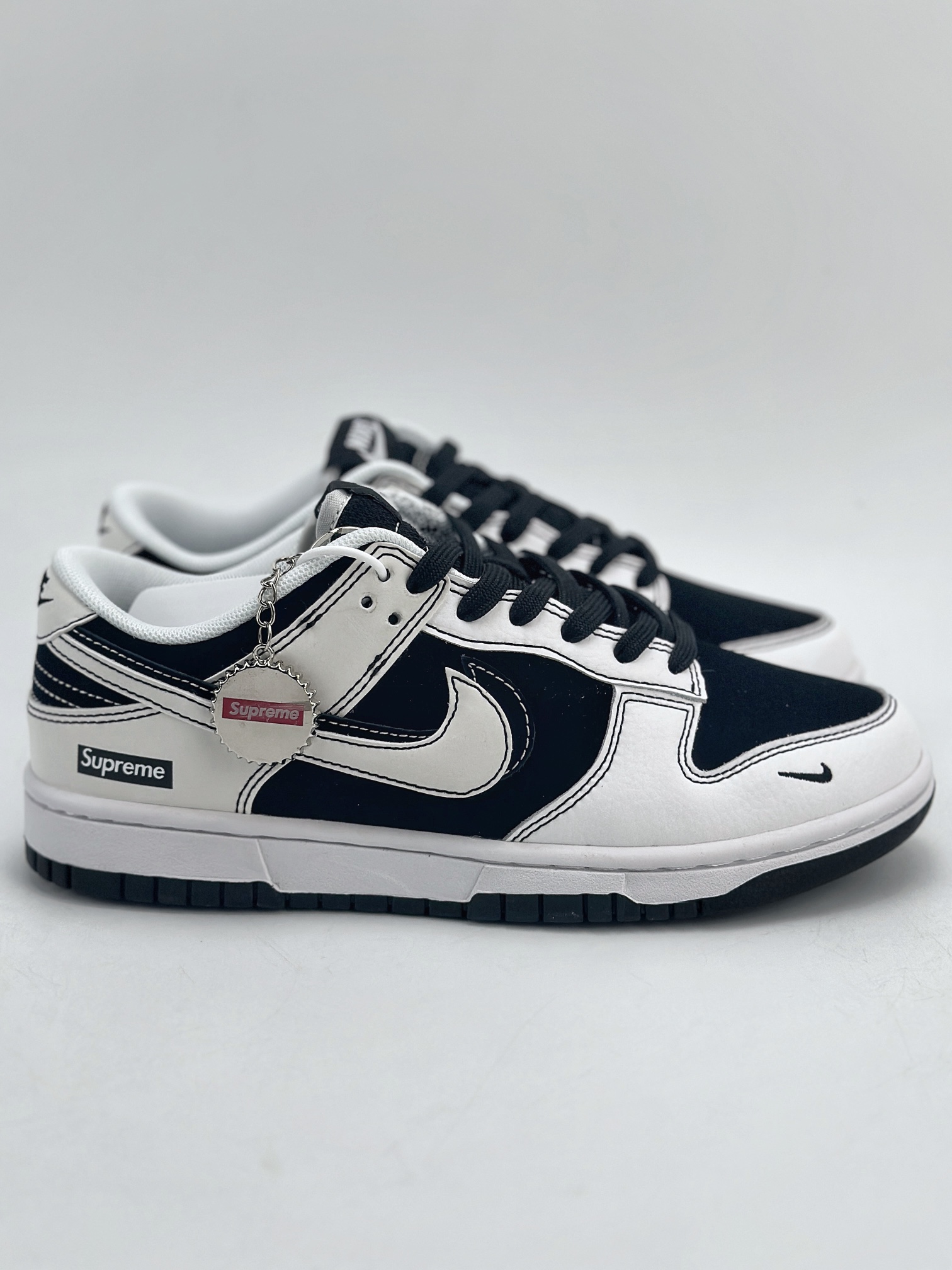 280 Nike SB Dunk Low x Supreme 黑白双钩 FC1688-144