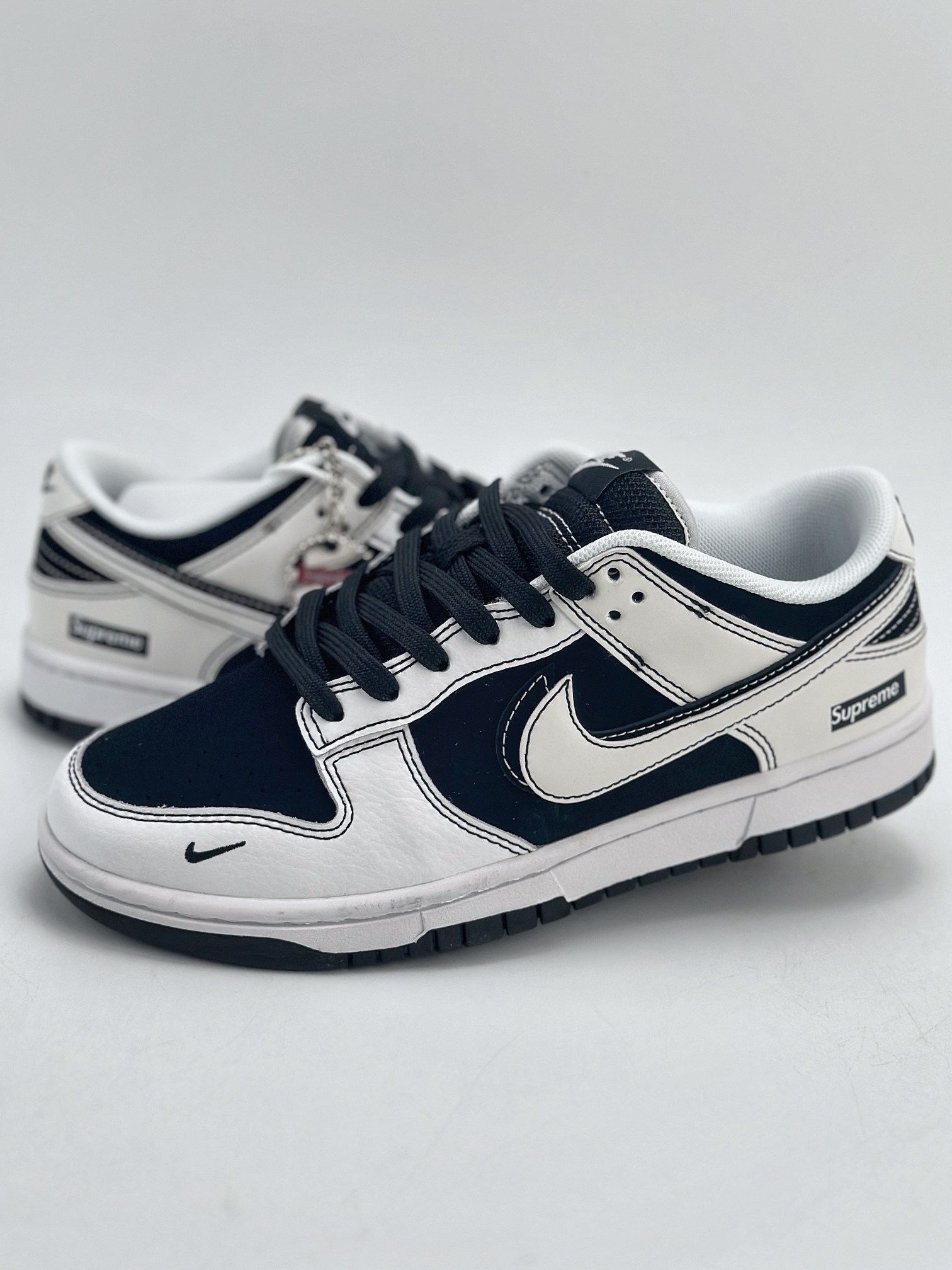 280 Nike SB Dunk Low x Supreme 黑白双钩 FC1688-144