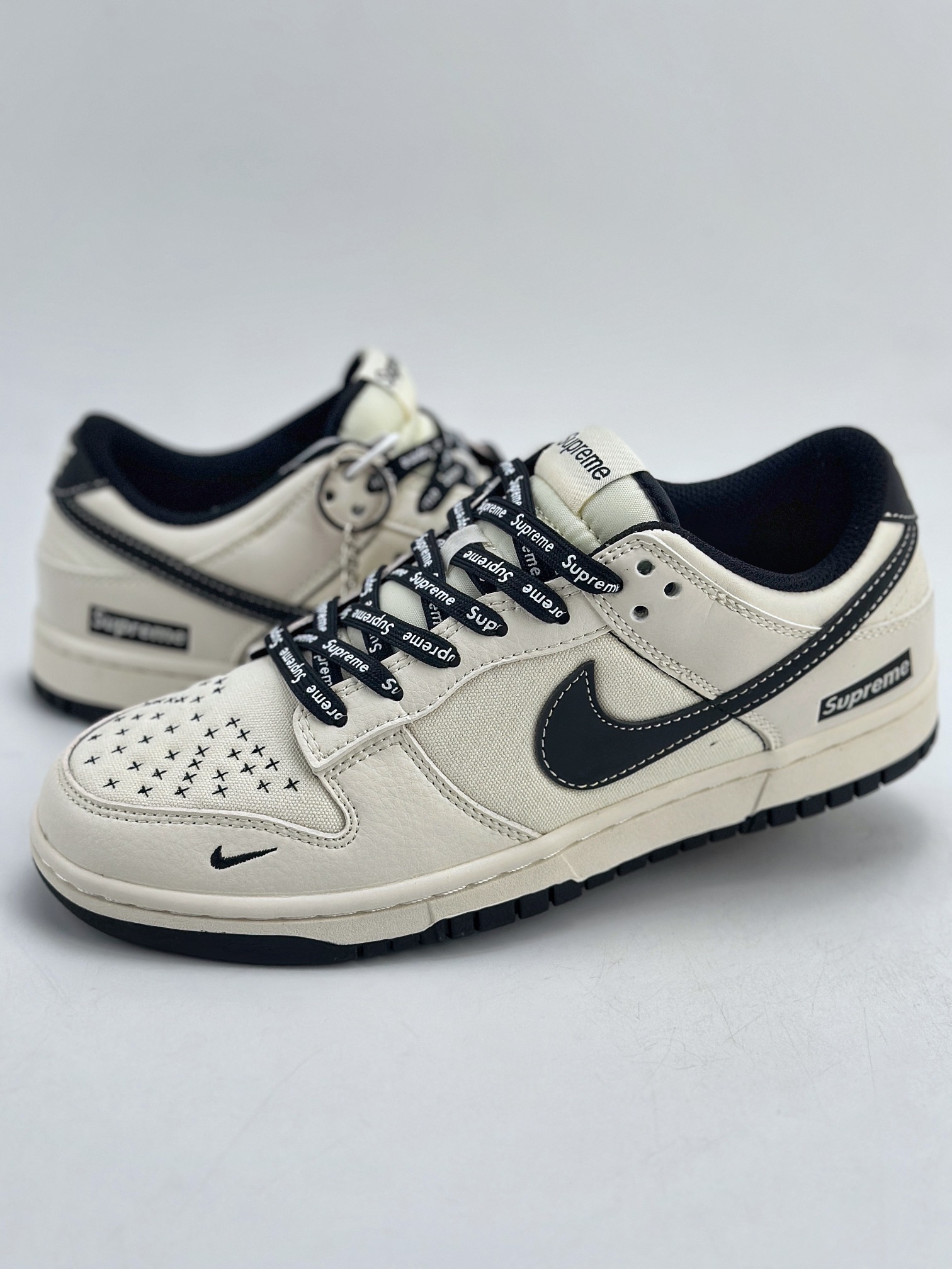 280 Nike SB Dunk Low x Supreme 拼接帆布白黑 BB6699-515