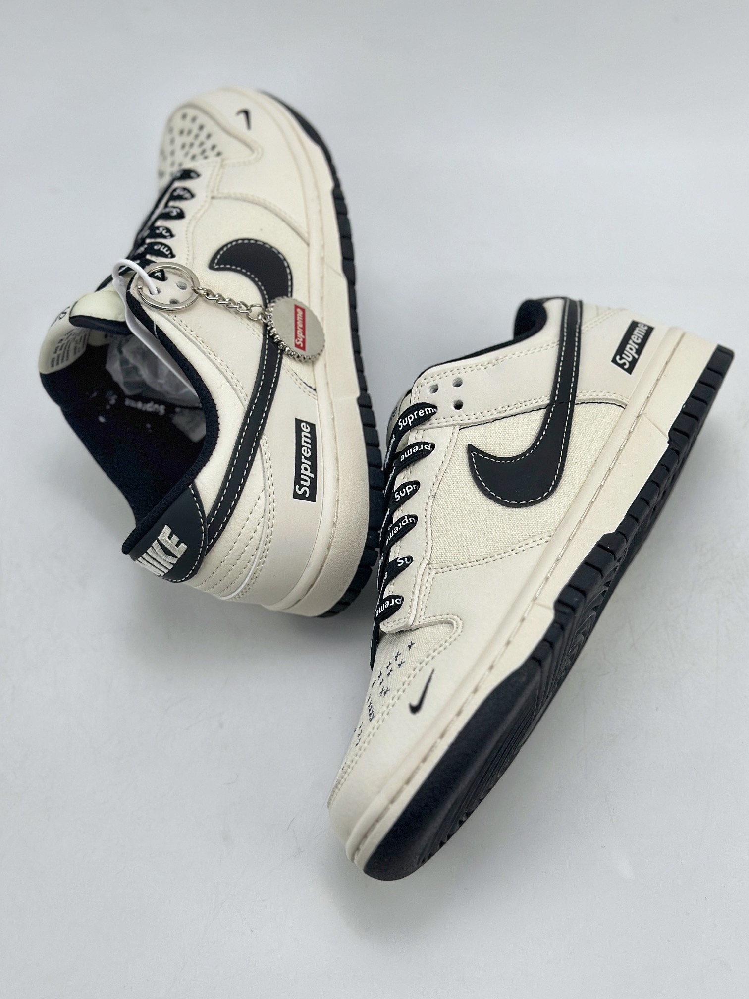 280 Nike SB Dunk Low x Supreme 拼接帆布白黑 BB6699-515