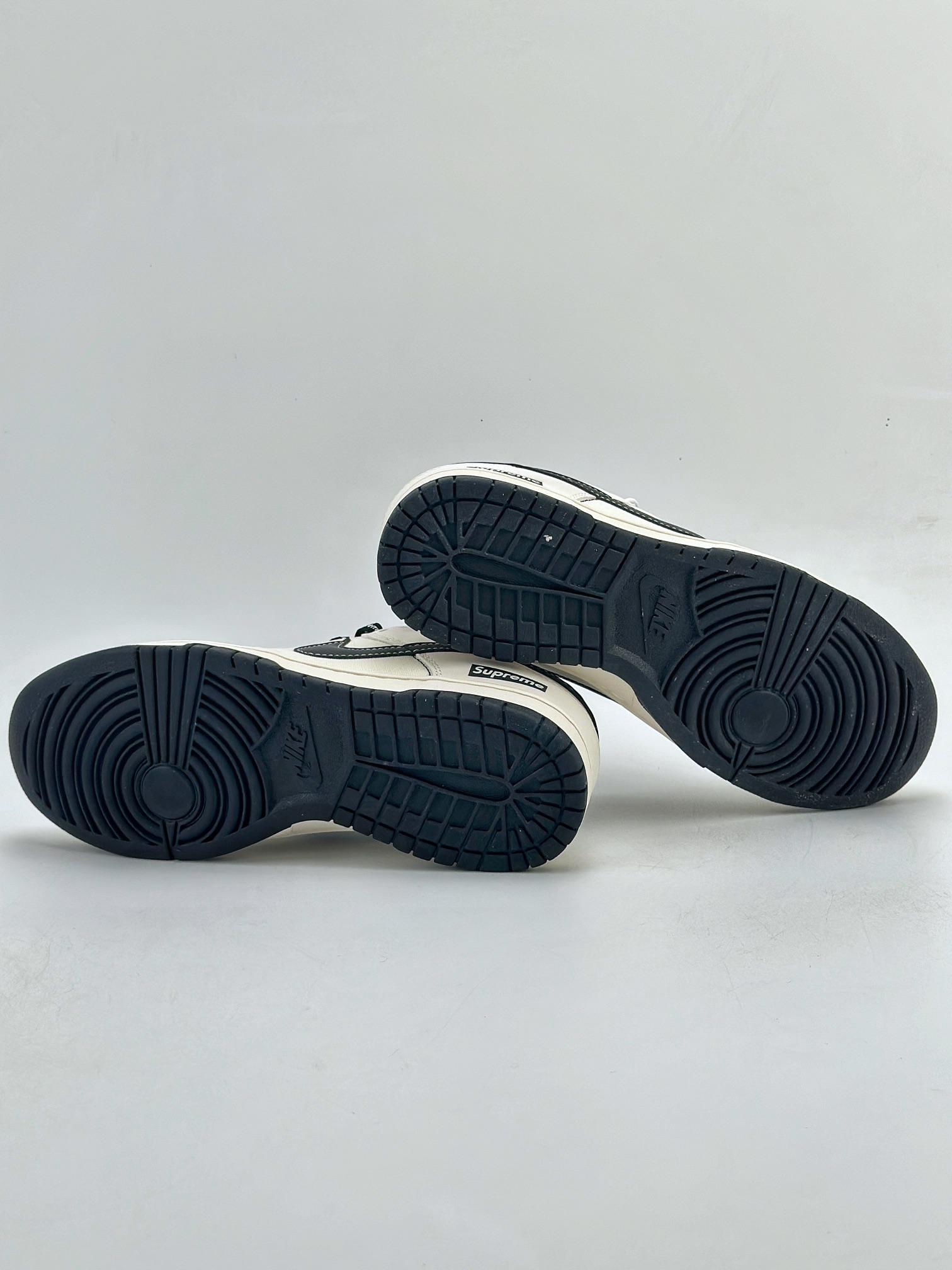 280 Nike SB Dunk Low x Supreme 拼接帆布白黑 BB6699-515