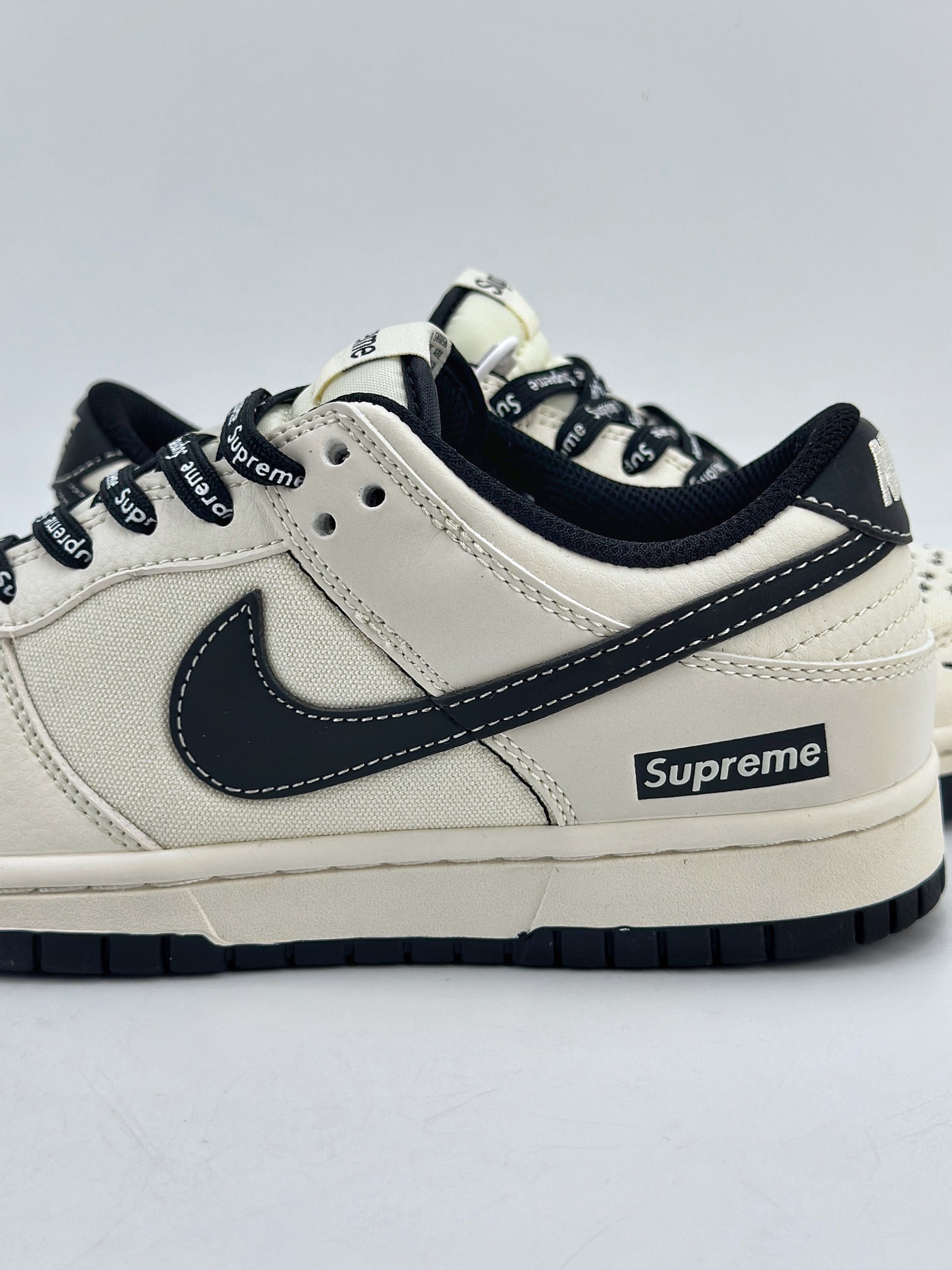 280 Nike SB Dunk Low x Supreme 拼接帆布白黑 BB6699-515